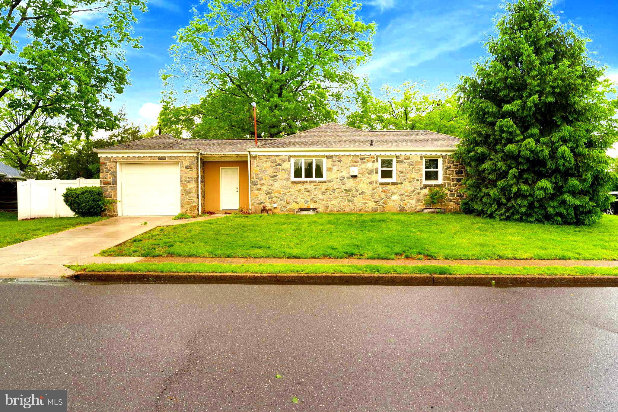 1005 SPRUCE STREET