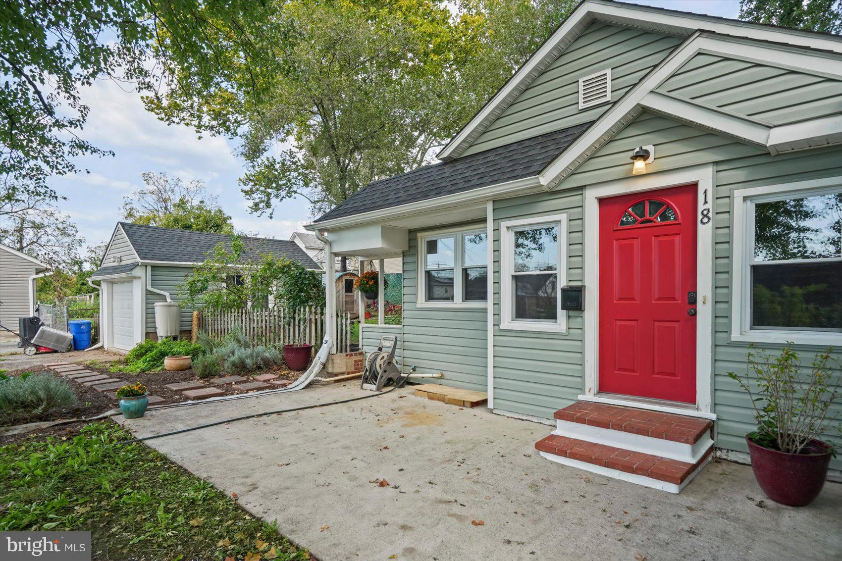 18 4TH AVENUE