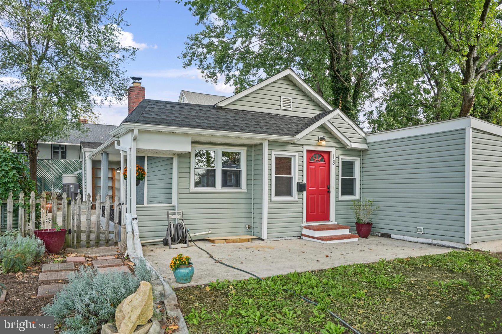 18 4TH AVENUE