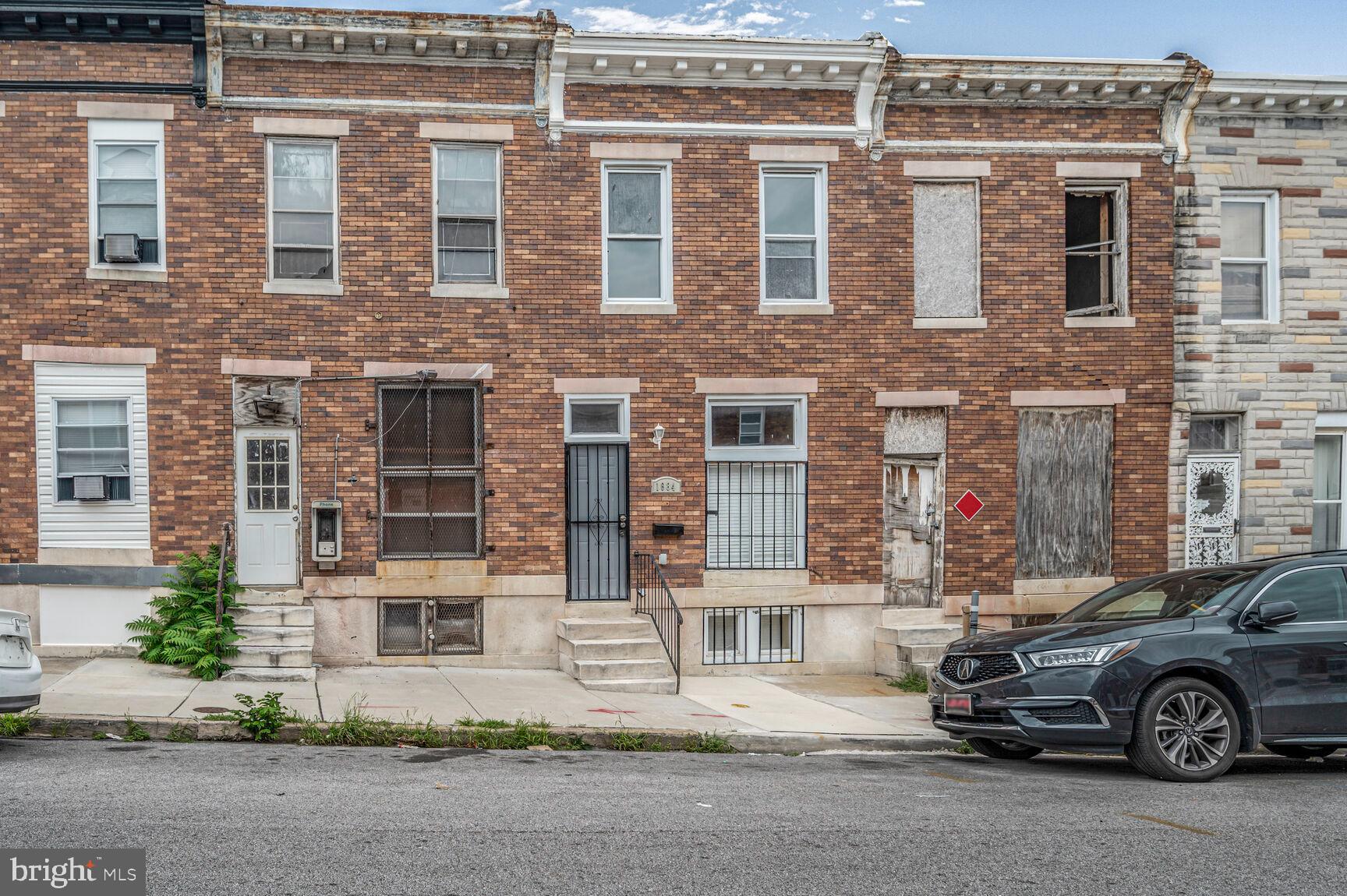 Beautiful update townhouse at Baltimore city area. Conveniently located near restaurants and main commuter routes. Home features 3 bedrooms + 1 Den, 2 bathrooms. Make your appointment today!
Pets allowed case by case.
https://apply.link/-yywVdo