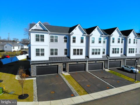 Townhouse For Sale - 2 Warren Drive<br/> CHALFONT, PA 18914