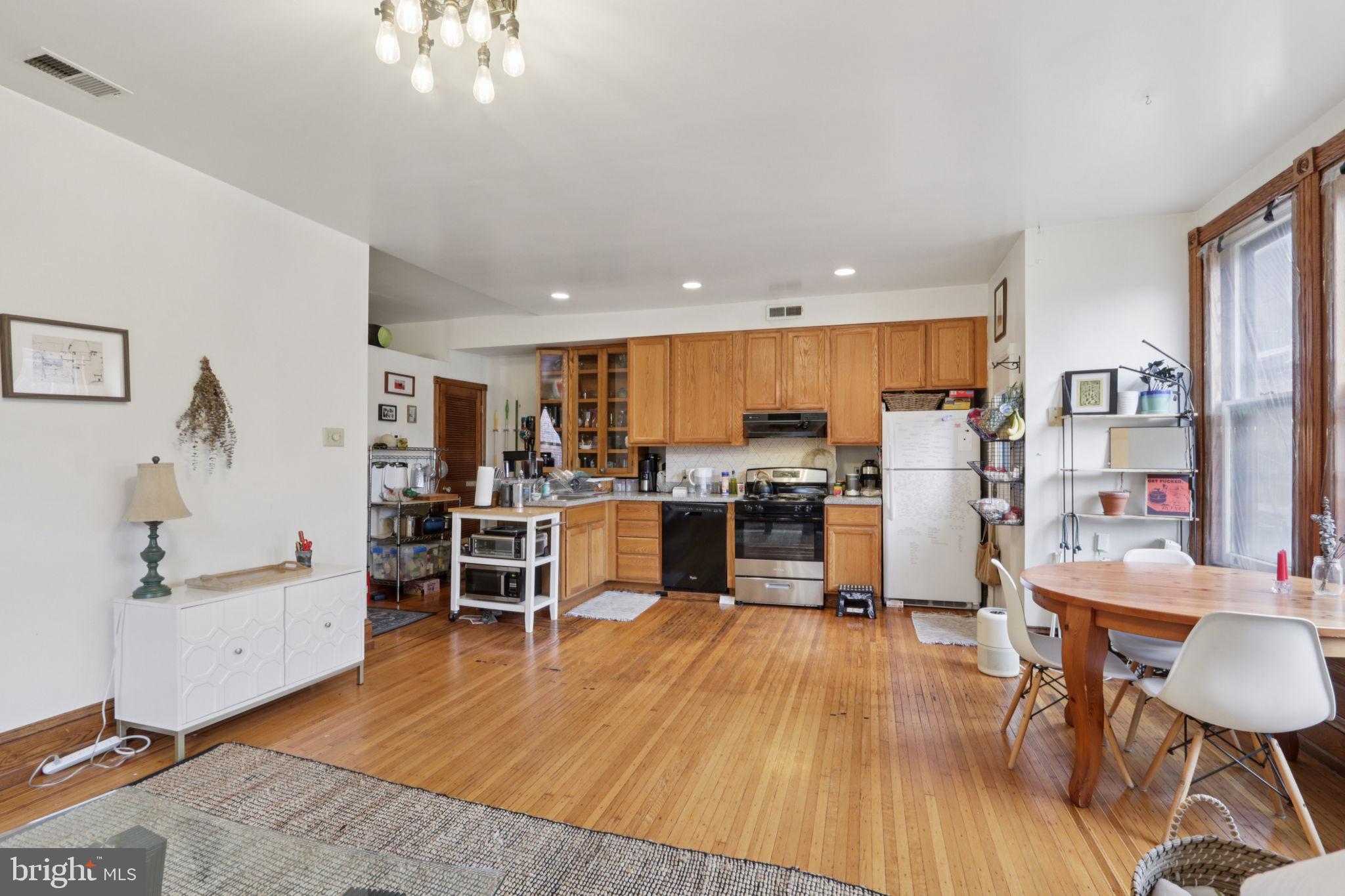 UNIVERSITY CITY - Commercial Sale