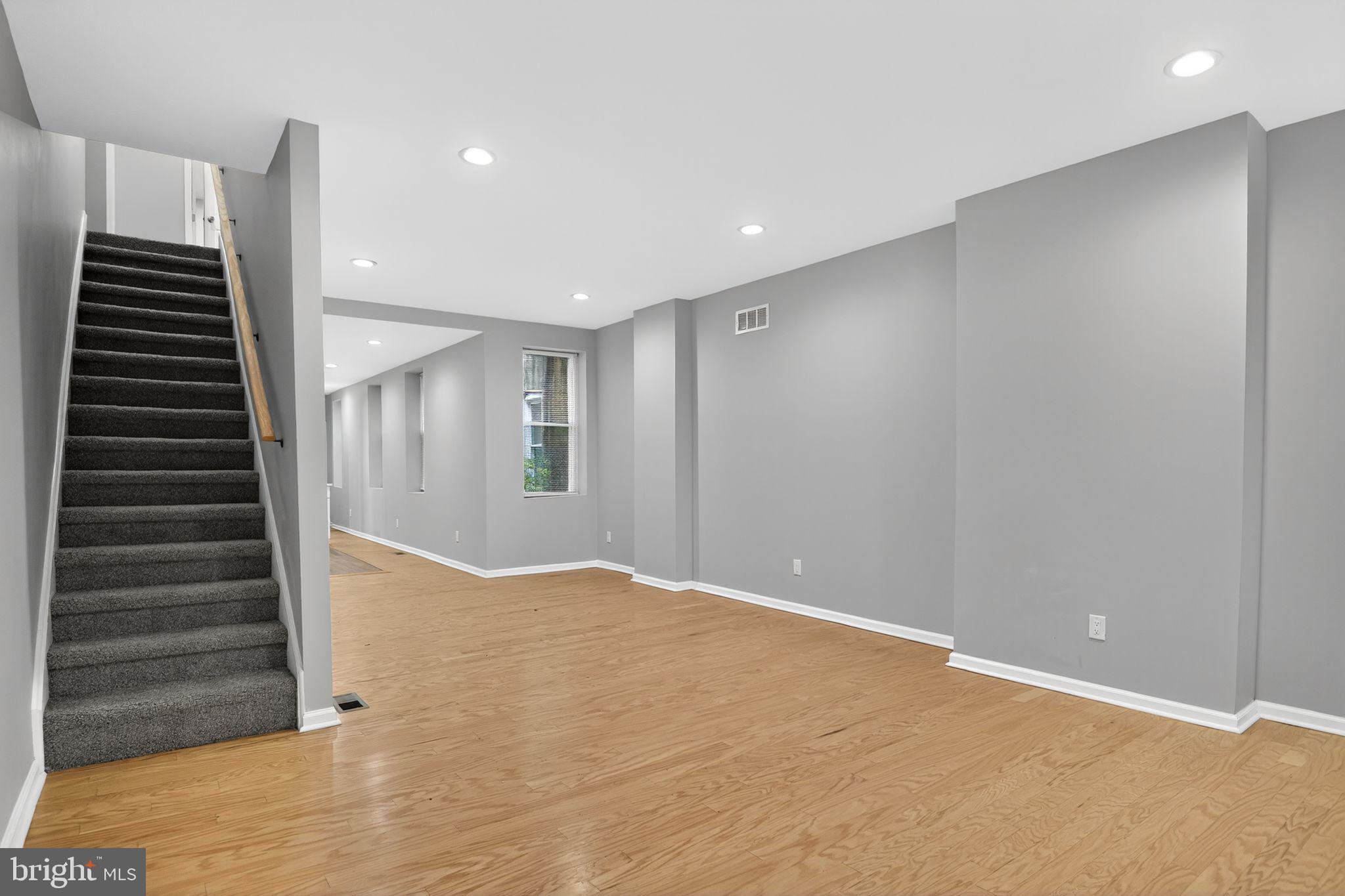 240 N LOMBARD STREET