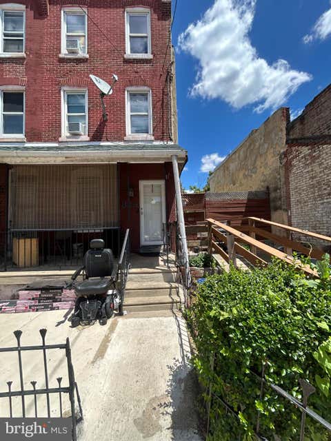 Townhouse For Sale - 845 N Holly Street<br/> PHILADELPHIA, PA 19104