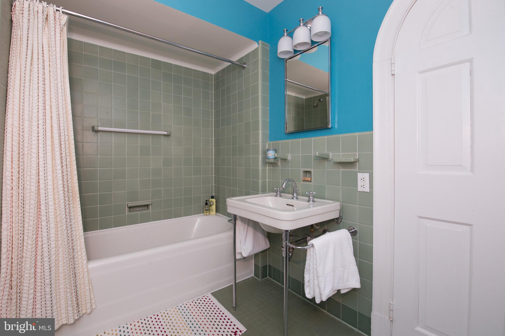 CHESTNUT HILL - Residential