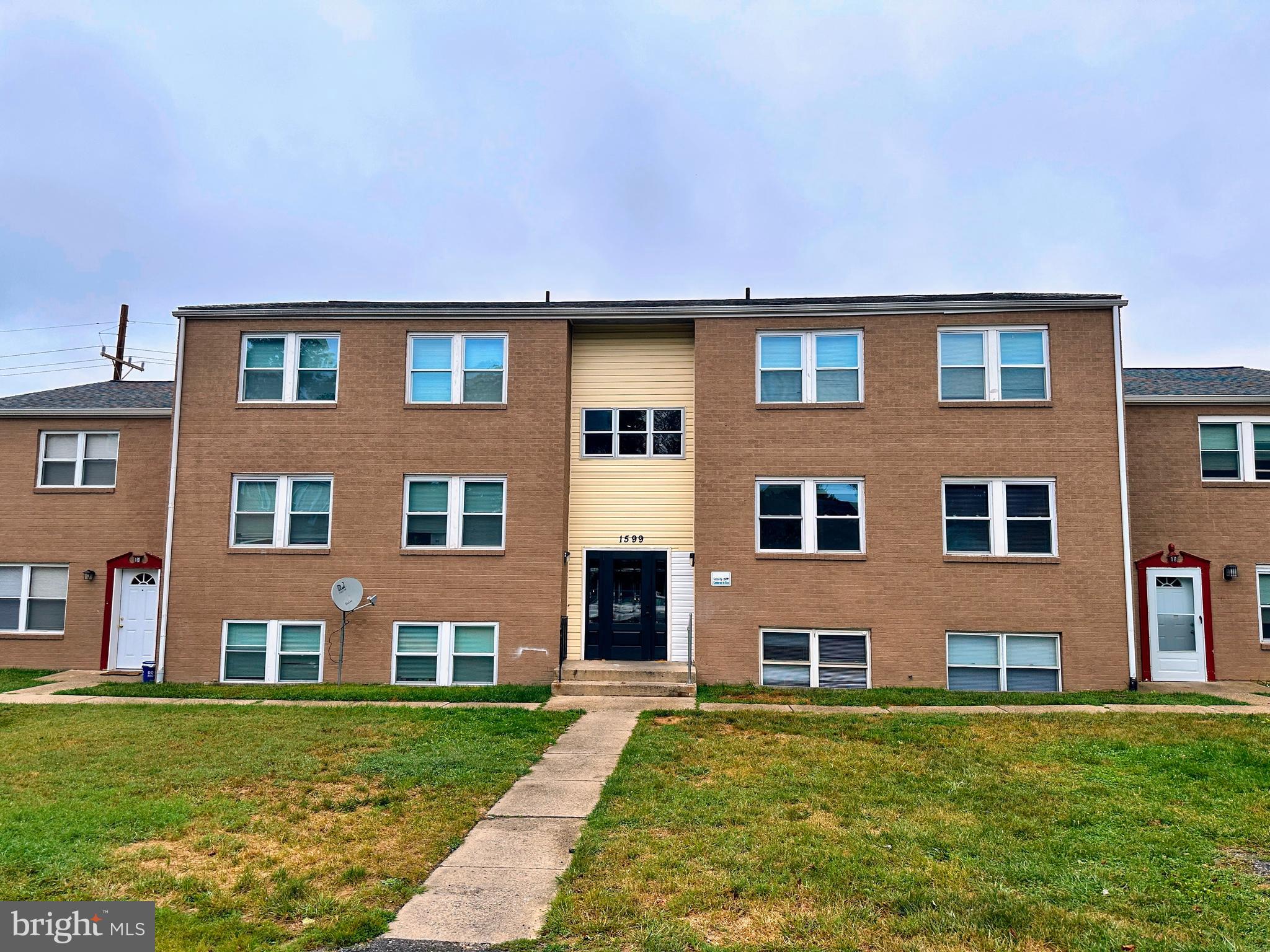 Three-Bedroom Apartment – Frederick, MD
Spacious three-bedroom, one-bathroom apartment available now! Located on the second floor, this home offers comfortable living in a convenient Frederick location. Enjoy the ease of onsite laundry facilities and close proximity to local shops, dining, and public transportation.
This unit features three bedrooms, one bathroom, and second-floor access. Onsite laundry is available for your convenience, and the rent includes water, sewer, trash, and natural gas. The only utility you’ll be responsible for is your individual electricity usage.
Don’t miss out—schedule a showing today!