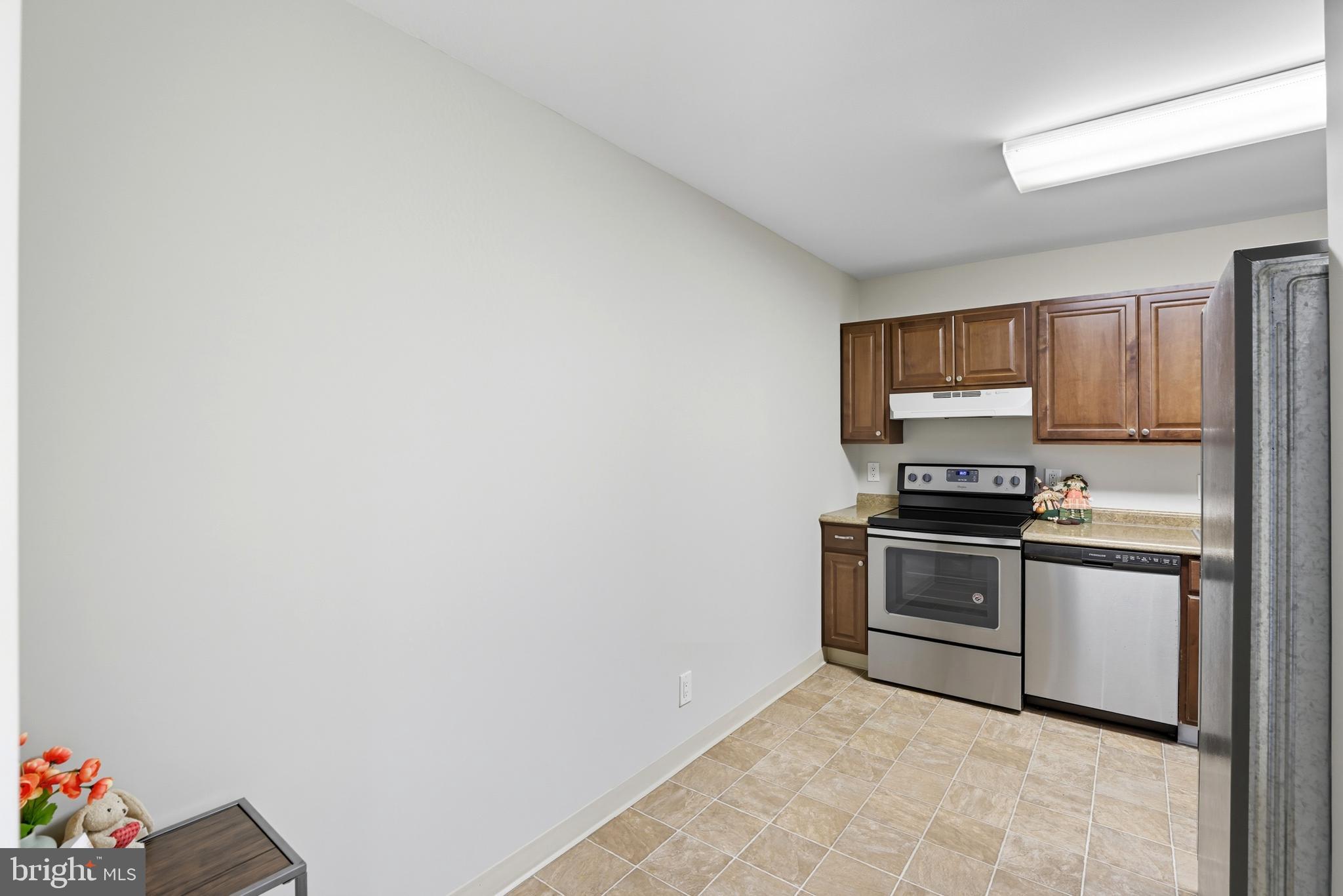 COLUMBIA TOWERS - Residential Lease