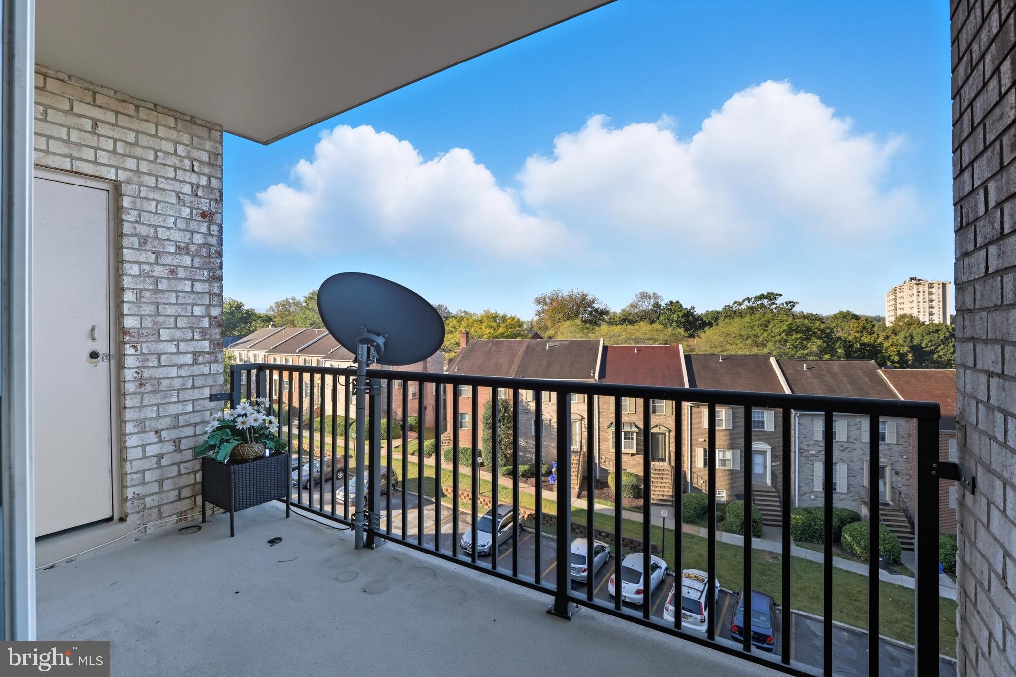 COLUMBIA TOWERS - Residential Lease