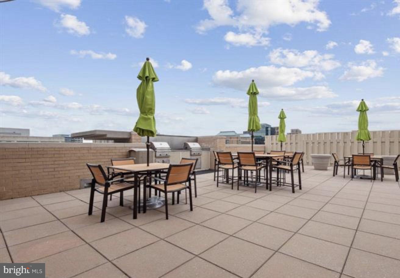 CARLTON HOUSE - Residential Lease