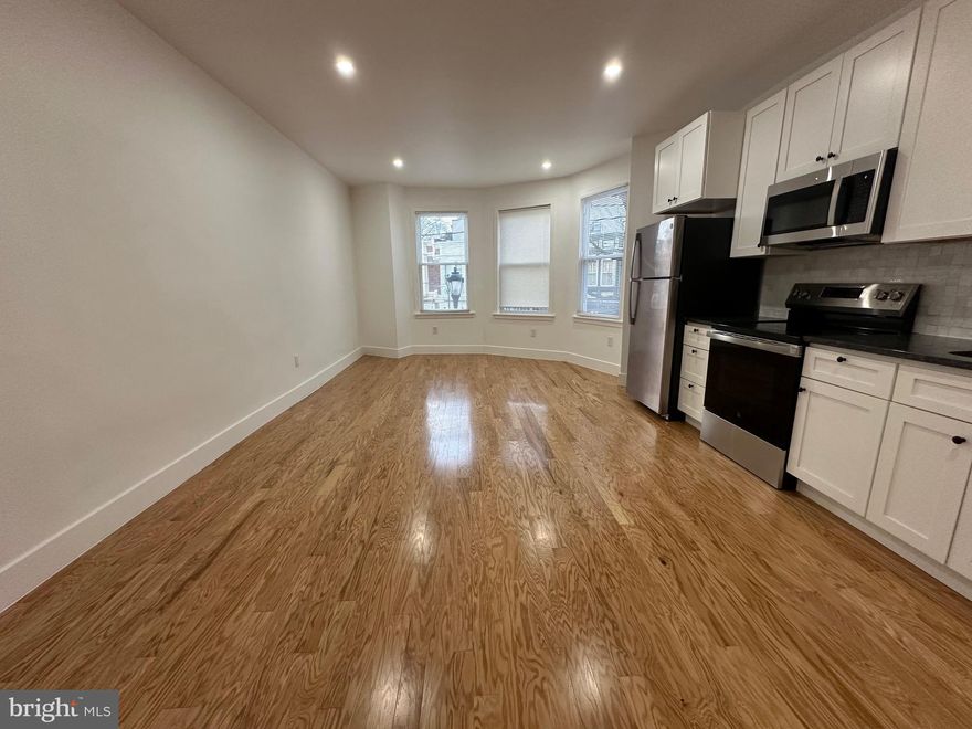 Large, bi-level 2BR/2BA unit available for rent NOW.
Private entrance from the back of the building, Large living area with open kitchen, good size bedrooms with private bathrooms.

Mini splits for AC and heat.

12 months lease.
Tenants will be paying electric and water.
Water flat fee is $60

Cafes And Restaurants
Good Size Bedrooms
Located On The Second Floor
Renovated