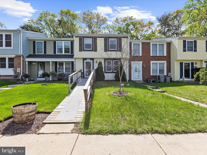 Just listed in Chesterfield! Three level townhome, with three bedrooms and a potential fourth bedroom opportunity on lower level. One full bathroom and two half bathrooms- so there's a bathroom on every level. Fully fenced rear yard. This is a great opportunity for the right buyer- located in an amenity rich neighborhood, with multiple playgrounds, sidewalks, and a pool. Conveniently located near shopping, dining, and all major routes!