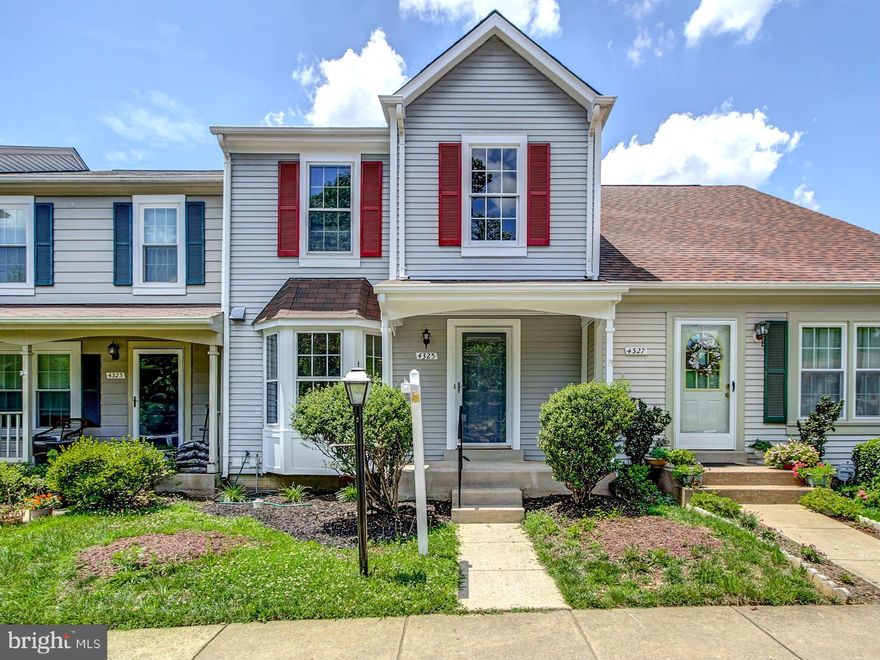 Beautifully updated townhome in sought after Montclair! 2 Master Suites,3.5 BA. Hardwood floors on main level. Kitchen has S/S appliances,ceramic floors and granite counters.DR-LR with fireplace.Finished walk-out basement with rec room. Montclair amenities:Beaches, Parks and Playgrounds...Lake Montclair with swimming, boating and fishing.Conveniently located near I-95, various commuting options.