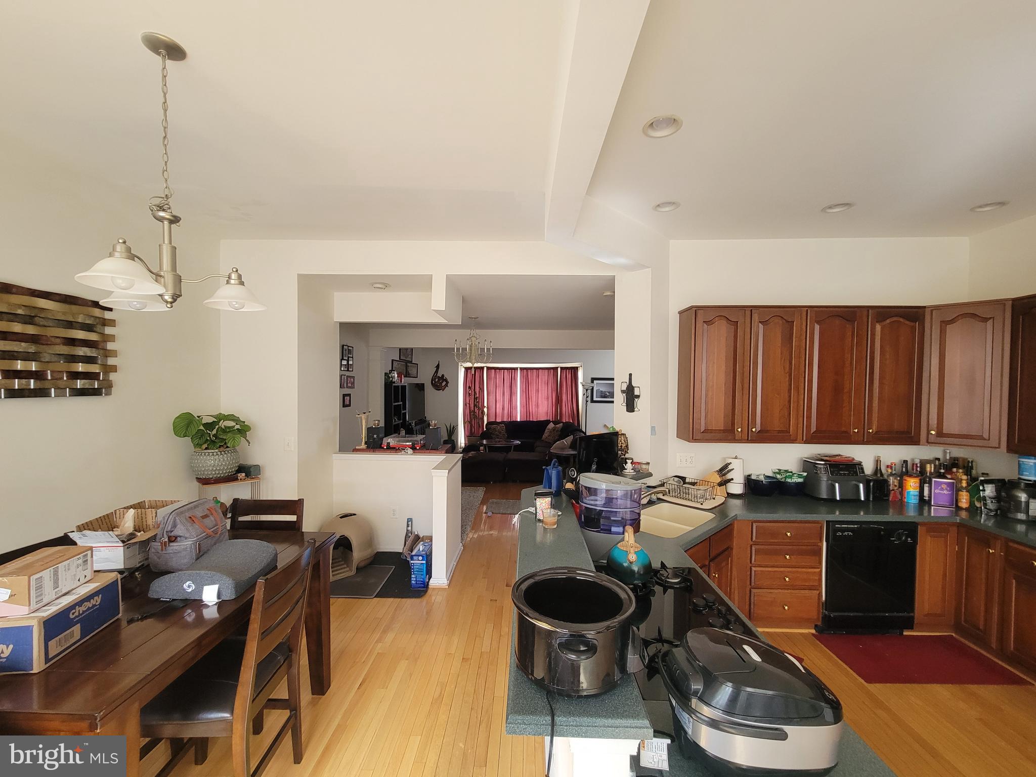 AUTUMN CHASE HUNT - Residential Lease