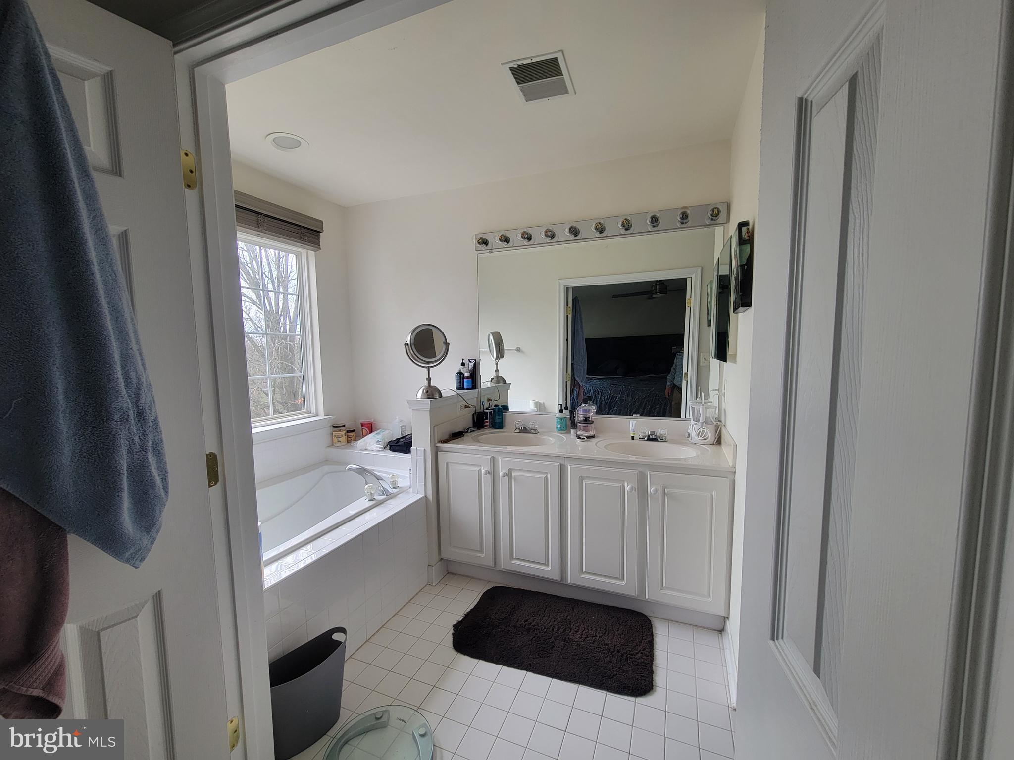 AUTUMN CHASE HUNT - Residential Lease