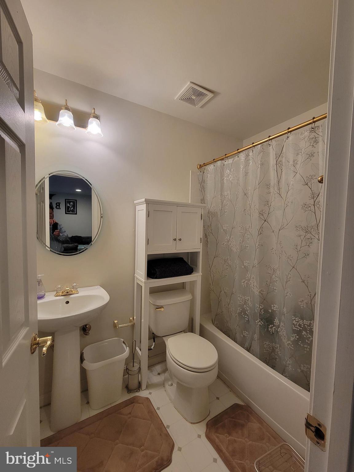 AUTUMN CHASE HUNT - Residential Lease