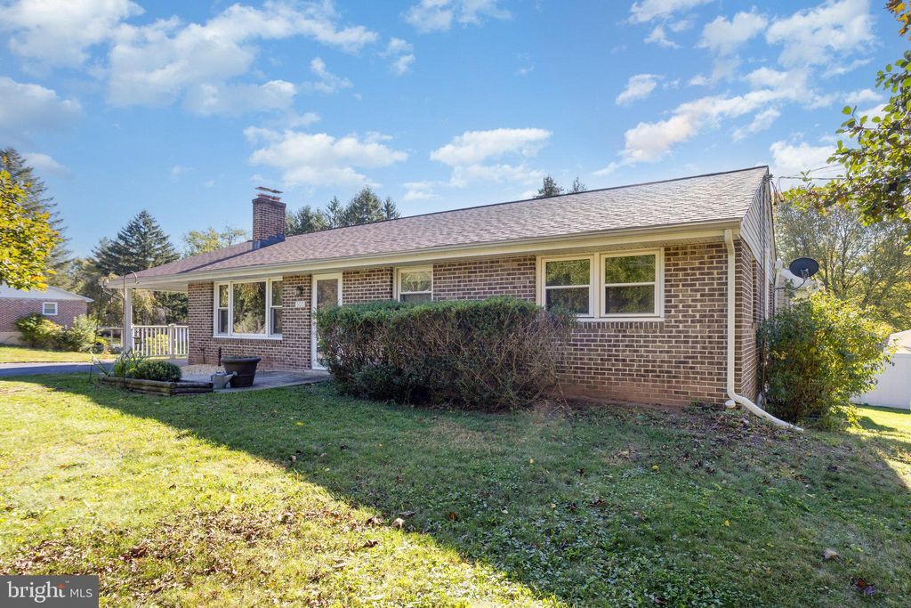 Photo of 300 Valley Road, ETTERS, PA 17319 (MLS # PAYK2091712)