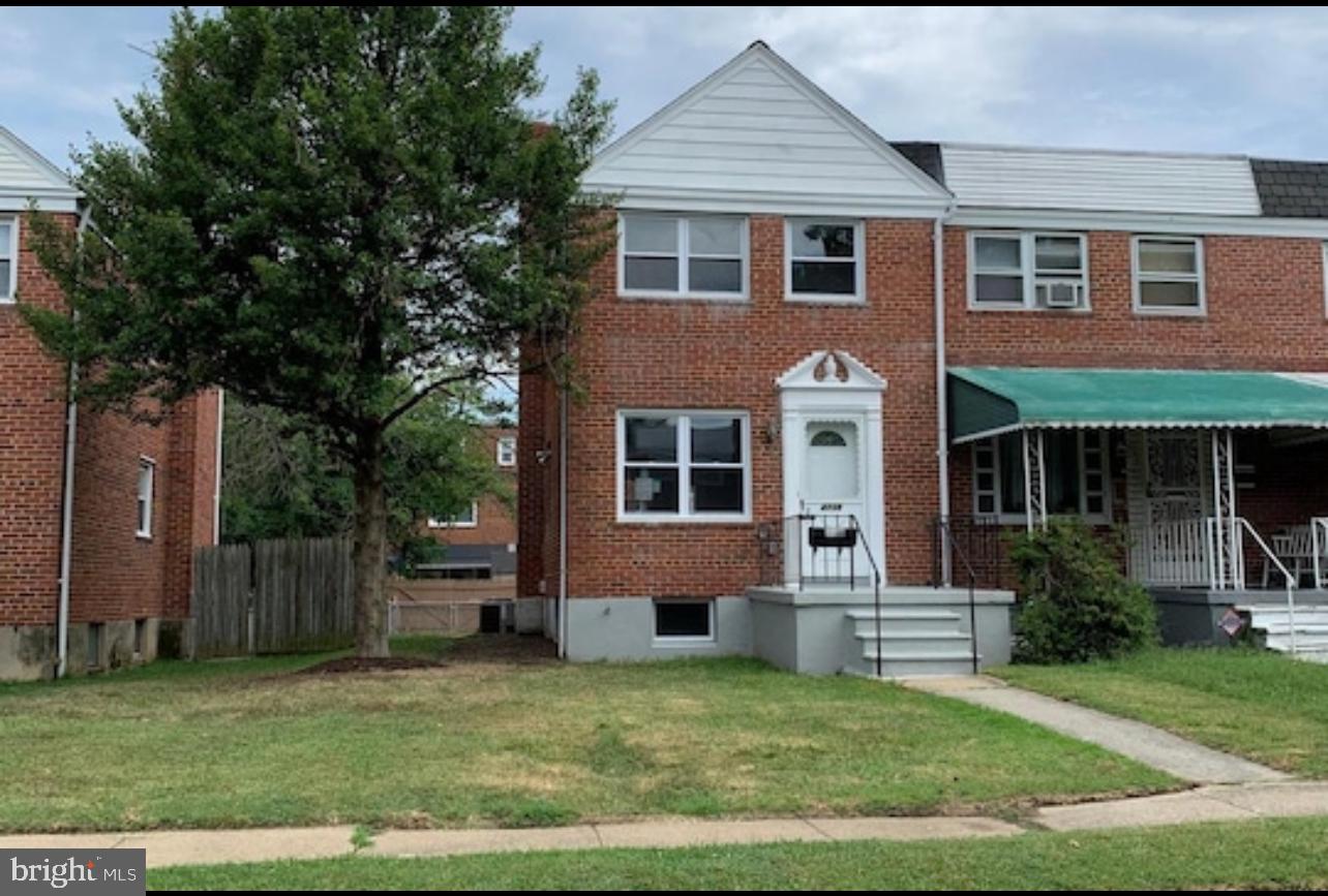 Just Listed!
4738 Shamrock Ave | Baltimore, MD
End-unit brick beauty in Parkside with off-street parking + move-in ready vibes
3 bedrooms + Bonus Room | 🛁 2 full baths | Finished basement
Light-filled end-unit with hardwood floors, formal dining room & functional kitchen
Move right in + add your own personal touch over time!
BONUS: New rear parking pad, finished basement w/ 4th bed or rec space
Close to shops, schools, parks & public transport
Agents, bring your buyers this one has the space + location they’re looking for!
Showings start NOW don’t miss it!