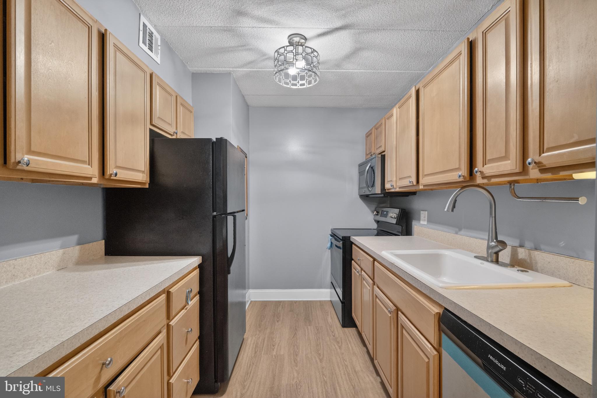 3301 HEWITT AVENUE 403