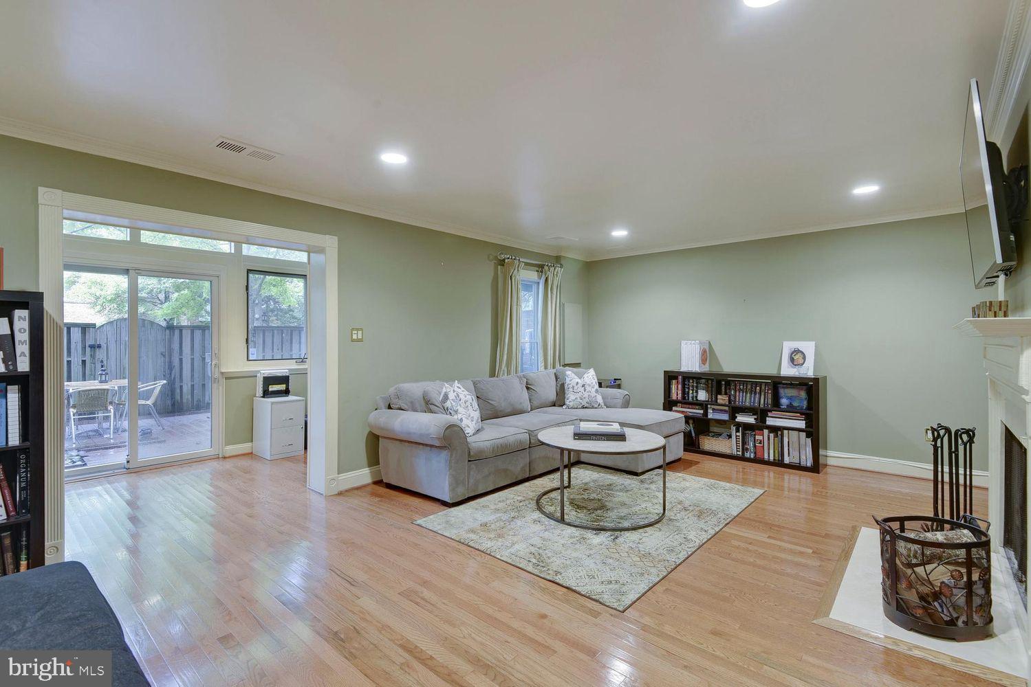 6916 MCLEAN PARK MANOR COURT