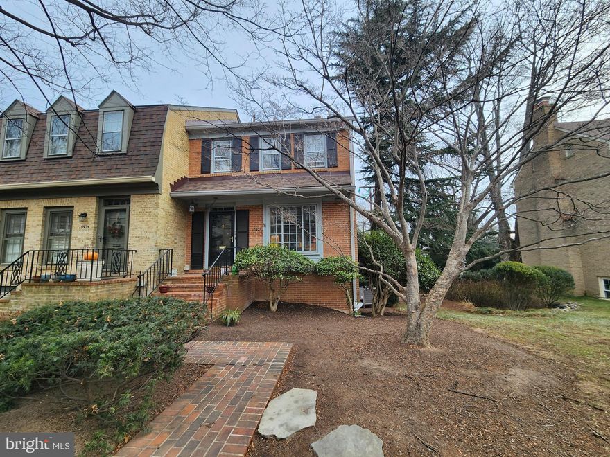 ONLINE AUCTION: Bidding begins 1/9/2026 @ 10:00 AM. Bidding ends 1/13/2026 @ 11:00 AM. List Price is Suggested Opening Bid. Deposit: $20,000.

2 Story end unit townhouse located in the Rockville Maryland (Montgomery County).
JUST MINUTES to Grosvenor-Strathmore Metro Station and Rock Creek Park.
Easy access to major traffic artery Rockville Park.
Property is believed to be occupied.
