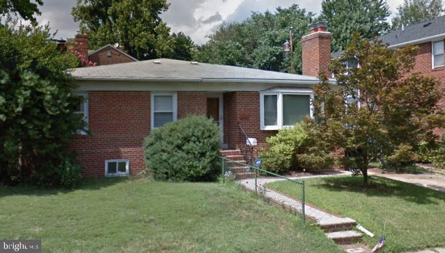 Largest Duplex in Rosemont Park, just a short walk to Braddock Metro and Del Ray!  Don't miss out on this gem!