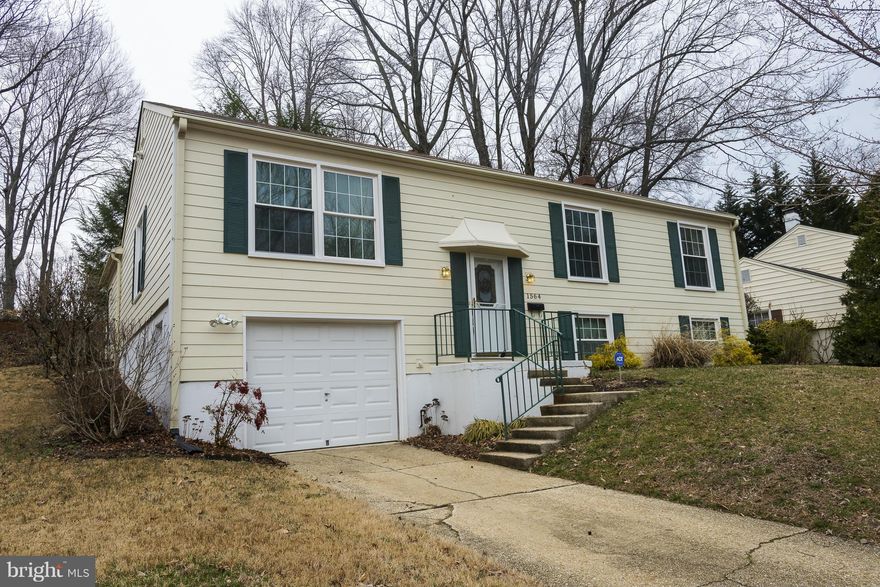 Great price for fantastic golf course community. Open floor plan w/ hardwood floors, eat in kitchen w/ light wood cabinets & white appliances.  Family room addition w/ vaulted ceilings & cozy fireplace. Freshly painted lower level. Garage.