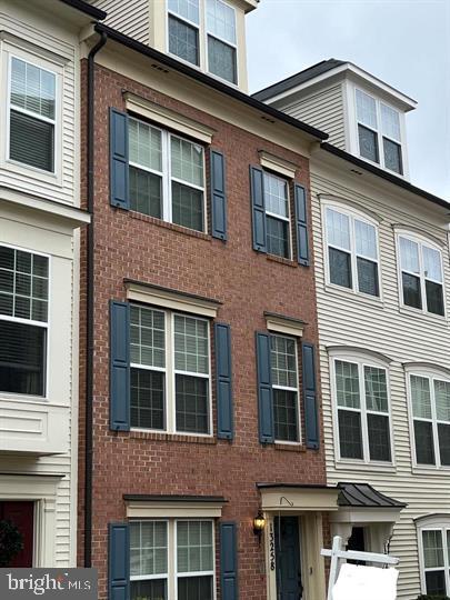 DISCOVER THE EPITOME OF ELIGENCE AND CONVENIENCE IN THIS BEAUTIFUL 2,200 sqft UPDATED THREE LEVEL TOWNHOUSE NESTED IN THE HEART OF CLARKSBURG COMMUNITY. THIS THREE BEDROOMS AND 2.5 BATHROOMS. THOUGHTFULLY ARRANGED TO PROVIDE PRIVACY AND SPACE FOR ALL ITS RESIDENTS. LOWER LEVEL BONUS ROOM FIT FOR A HOME OFFICE OR GYM. MAIN LEVEL, OPEN CONCEPT EATIN KITCHEN WITH STAINLESS STEEL APPLIANCES, AND OPEN TO FAMILY ROOM AND HALF BATHROOM. UPPER LEVEL ARE YOUR BEDROOMS WITH FULL BATH, ALSO A MASTERS SUITE AND BATHROOM FOR YOUR OWN PRIVACY.
***HOME IS TENANT OCCUPIED*** *** A TWO HOUR WINDOW IF POSSIBLE FOR SHOWING***
***PETS ARE CASE BY CASE BASIS*** *** LANDLORD IS REQUIRING A 24 TO 36 MONTHS LEASE WITH ONE TO TWO MONTHS SECURITY DEPOSIT TO BE NEGOTIATED*** *** SHOE COVERS IS REQUIRED AT THE DOOR***