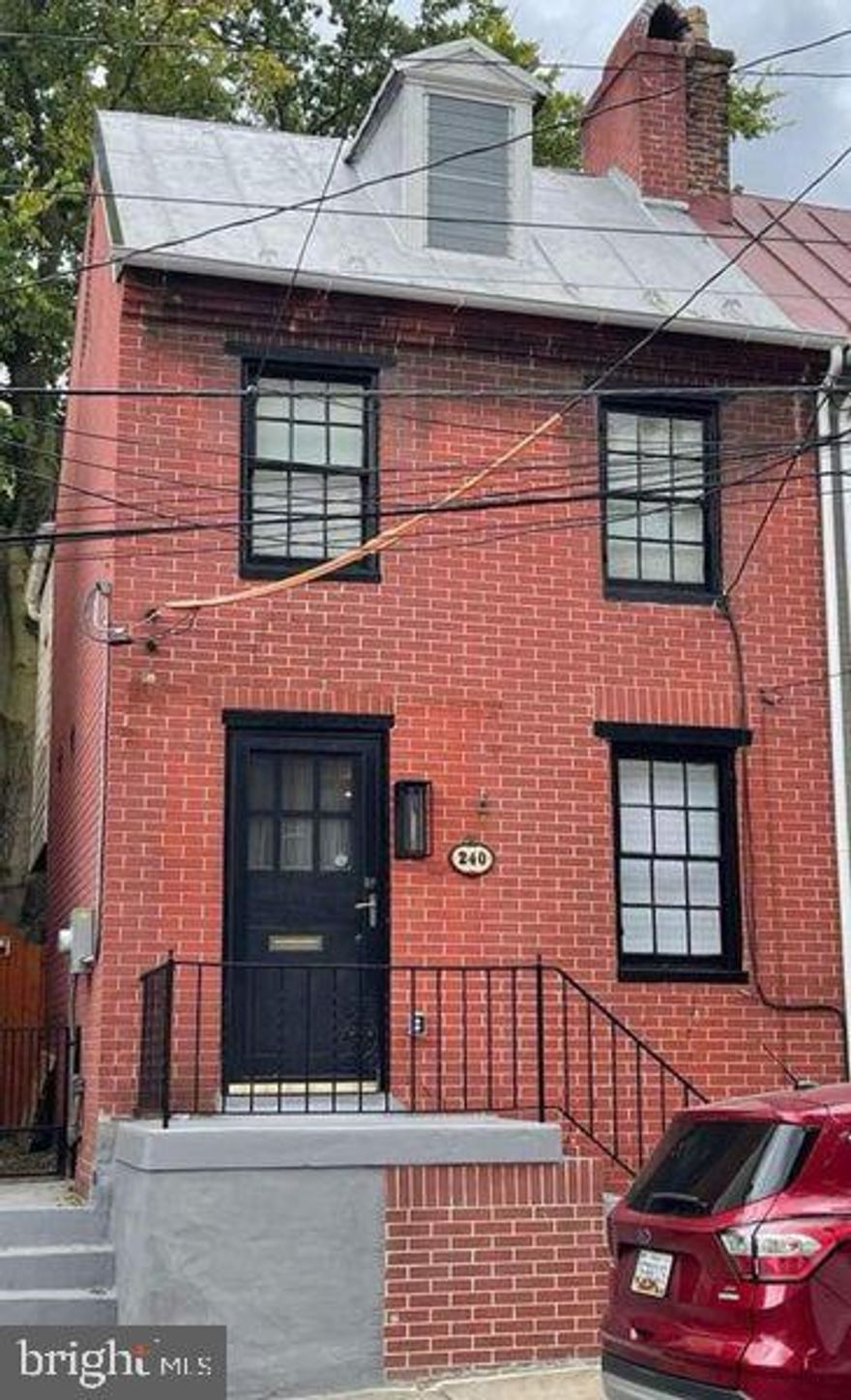 LOCATION, LOCATION,  LOCATION!!!  This well-maintained home in the heart of downtown combines modern amenities with classic charm. The unit features one bedroom and a den, which could be used as a second bedroom, office, or guest room. The unit has beautiful hardwood floors, an updated kitchen and bathroom, and a convenient in-unit washer/dryer. The fenced backyard has artificial turf, which is a great place to relax or entertain. Pets are considered on a case-by-case basis. This home is move-in ready, so you can start enjoying all that downtown living has to offer.