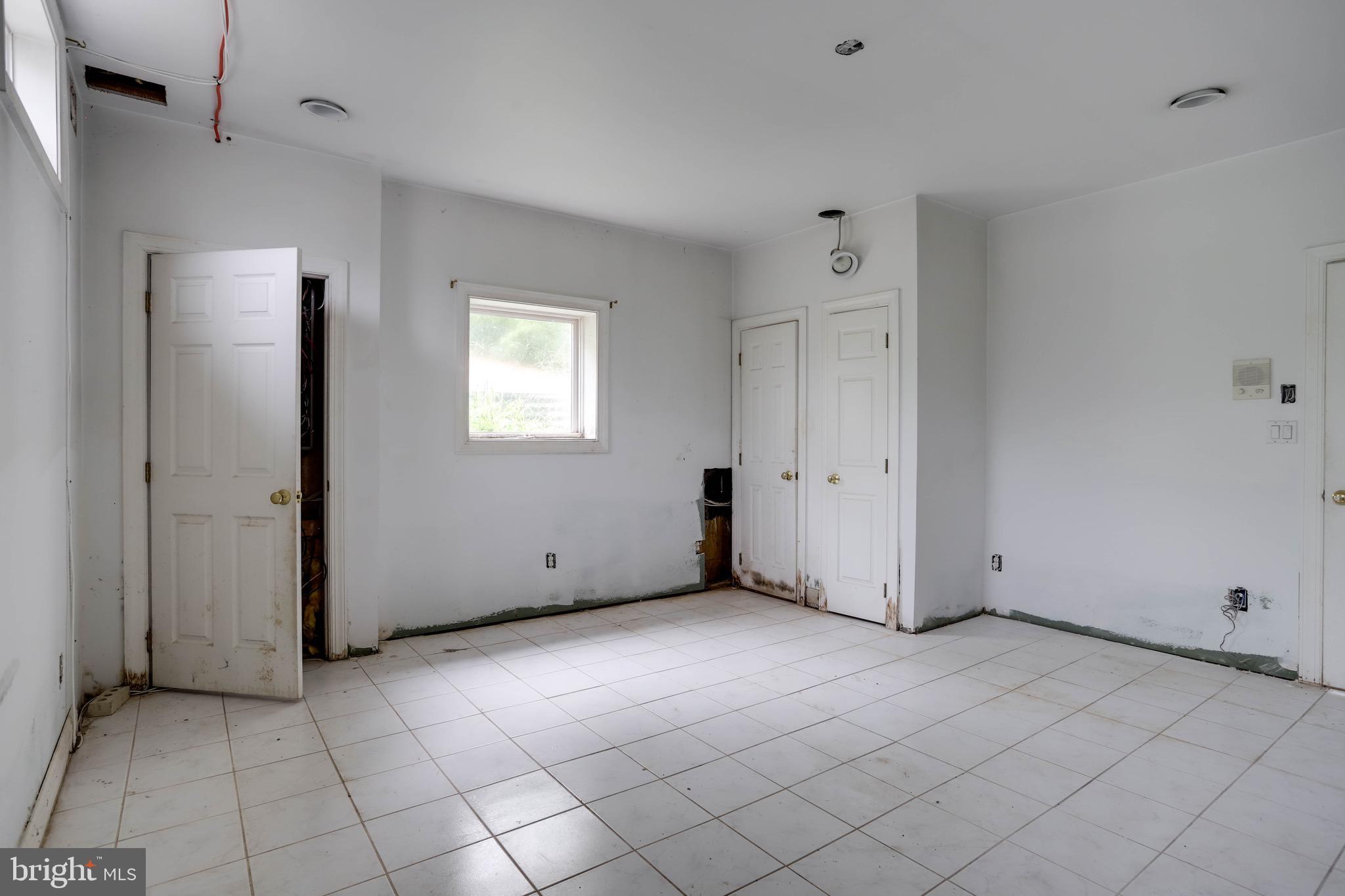 POTOMAC OUTSIDE - Residential