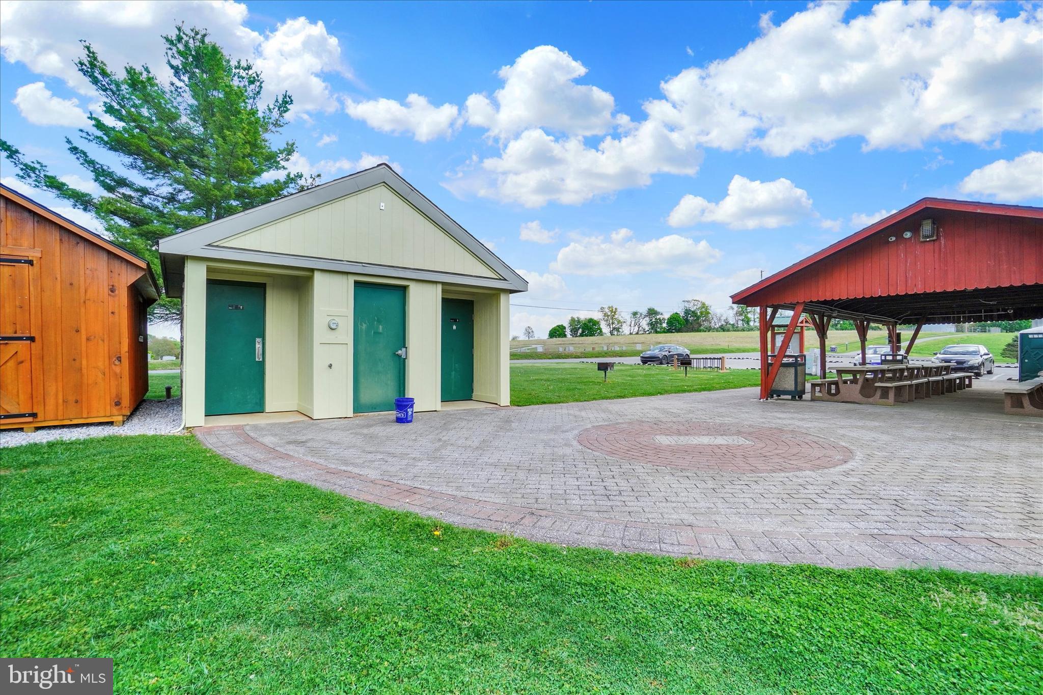 COLONIAL MEADOWS - Residential