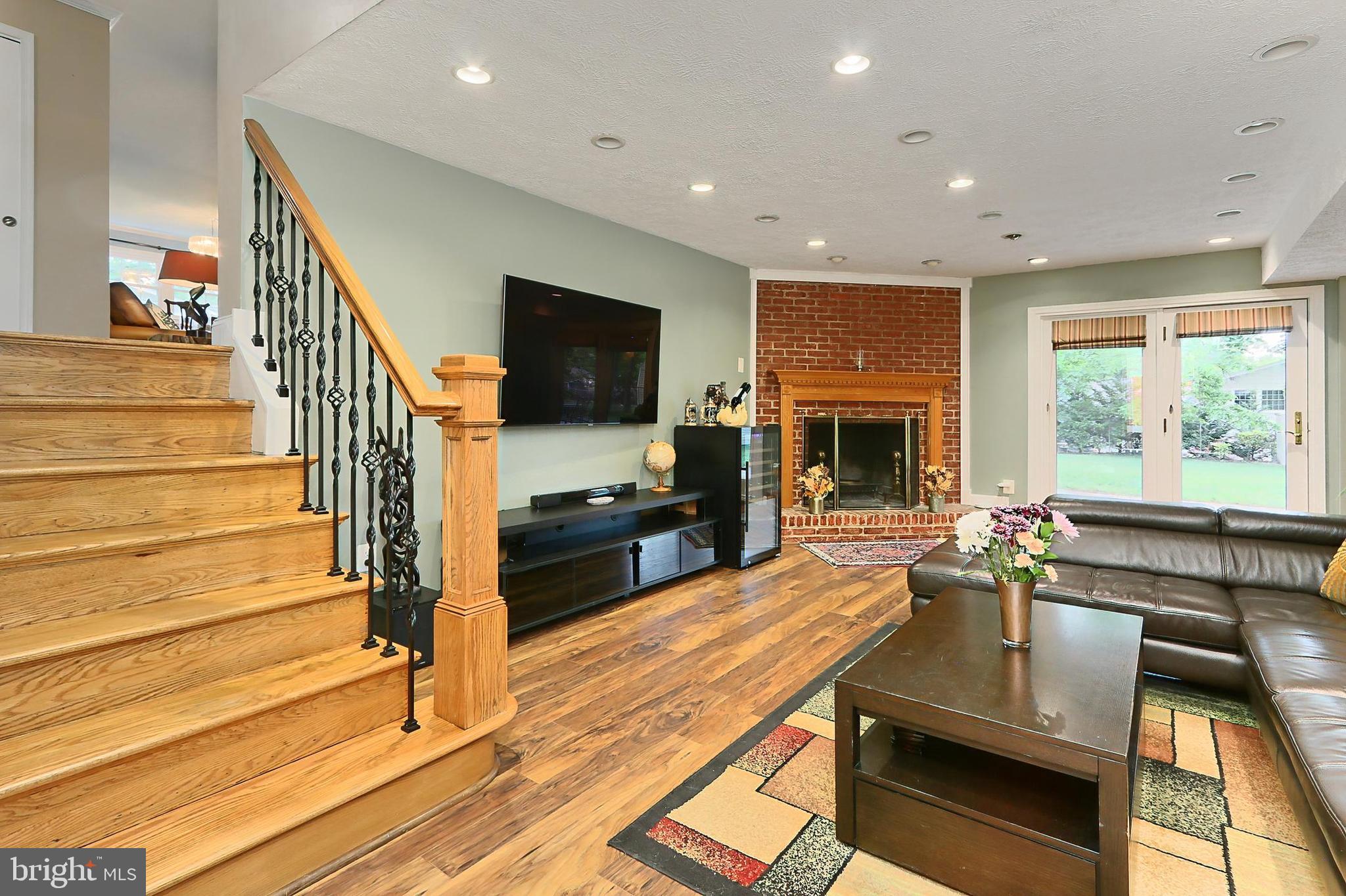 COUNTRY CLUB VIEW - Residential