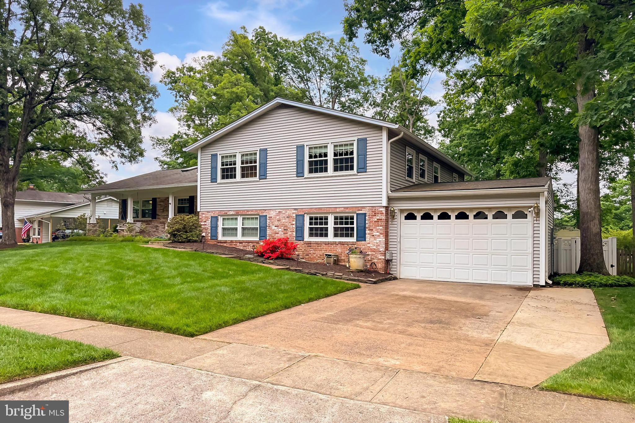 COUNTRY CLUB VIEW - Residential