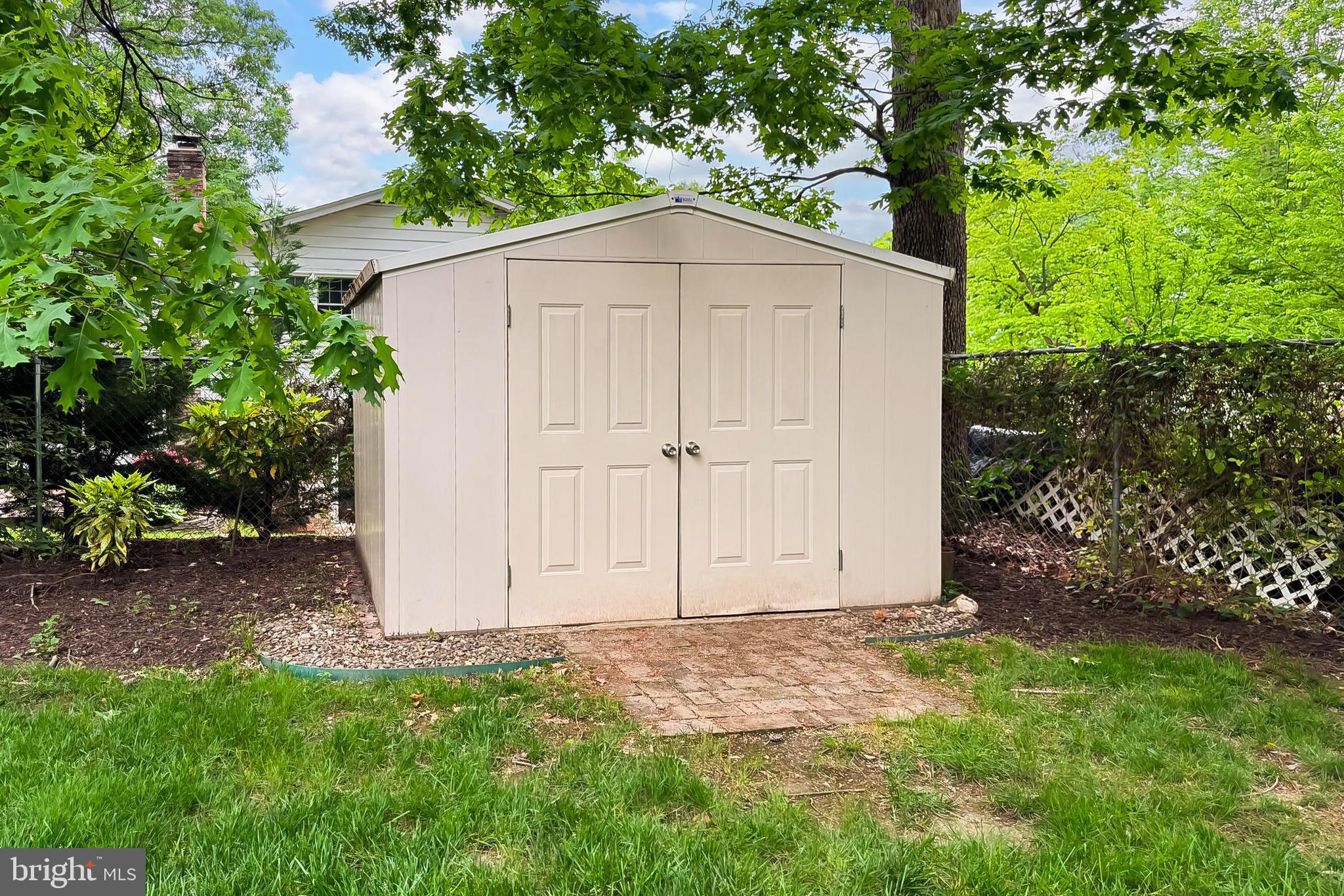 COUNTRY CLUB VIEW - Residential