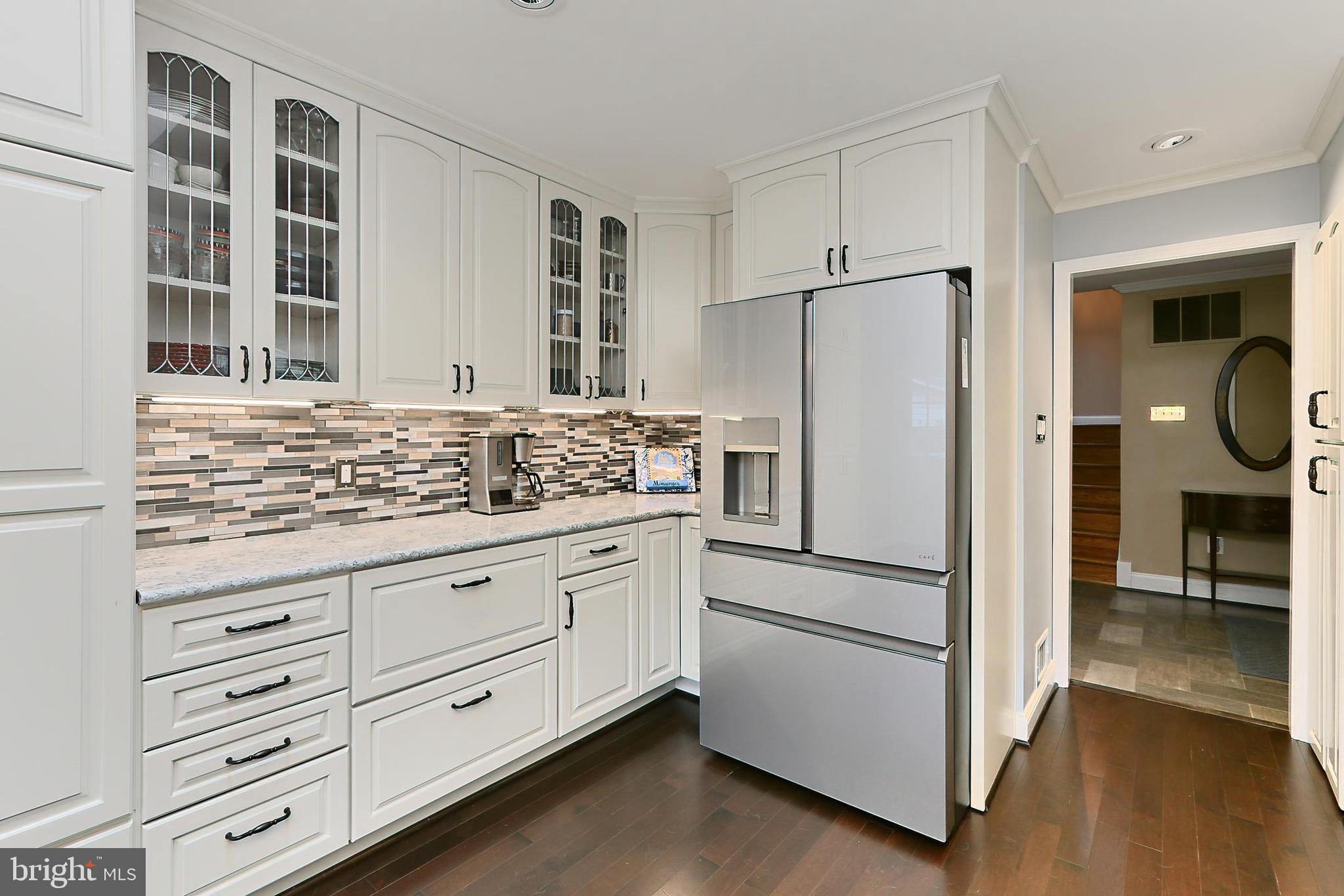 COUNTRY CLUB VIEW - Residential