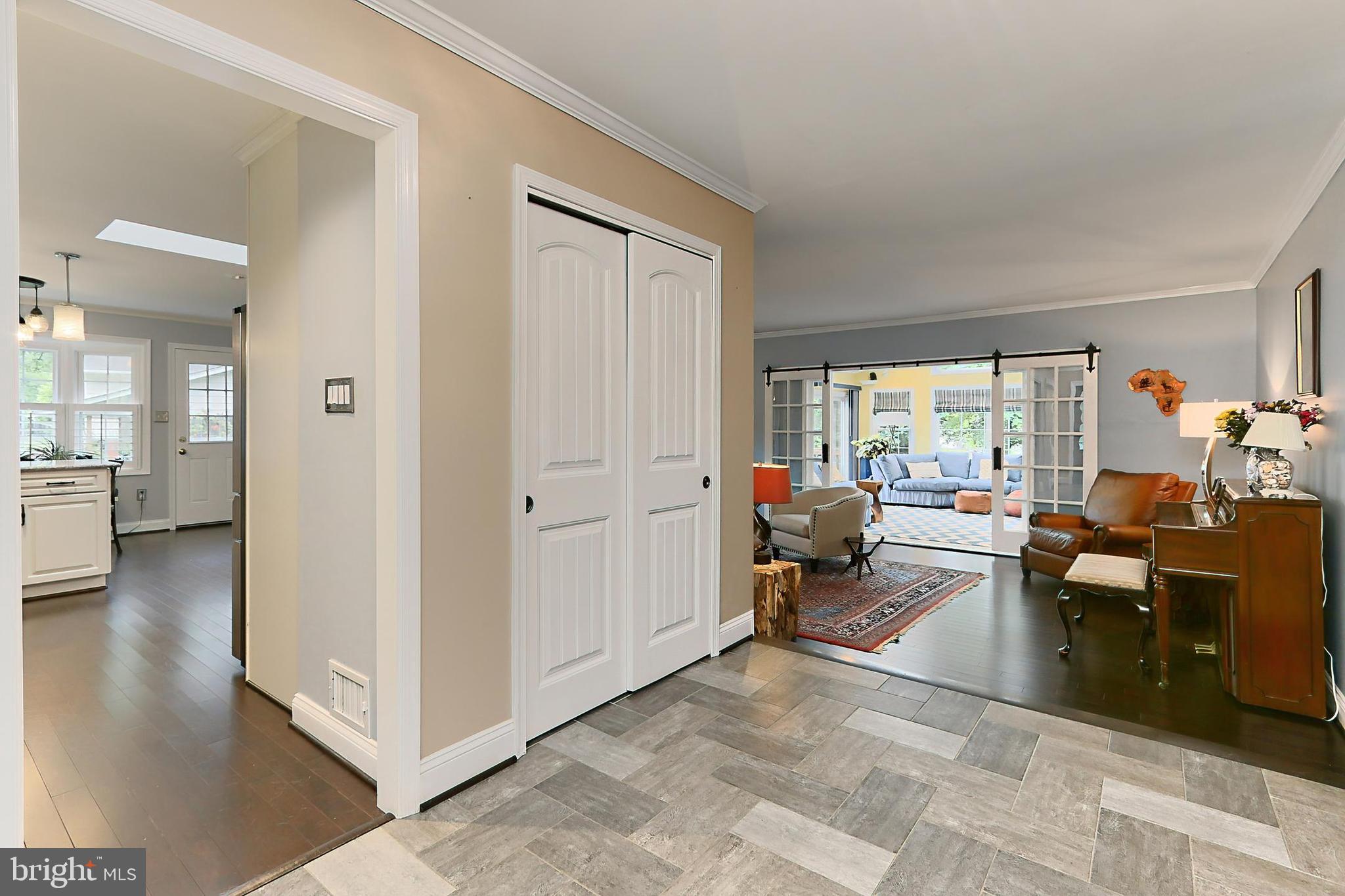 COUNTRY CLUB VIEW - Residential