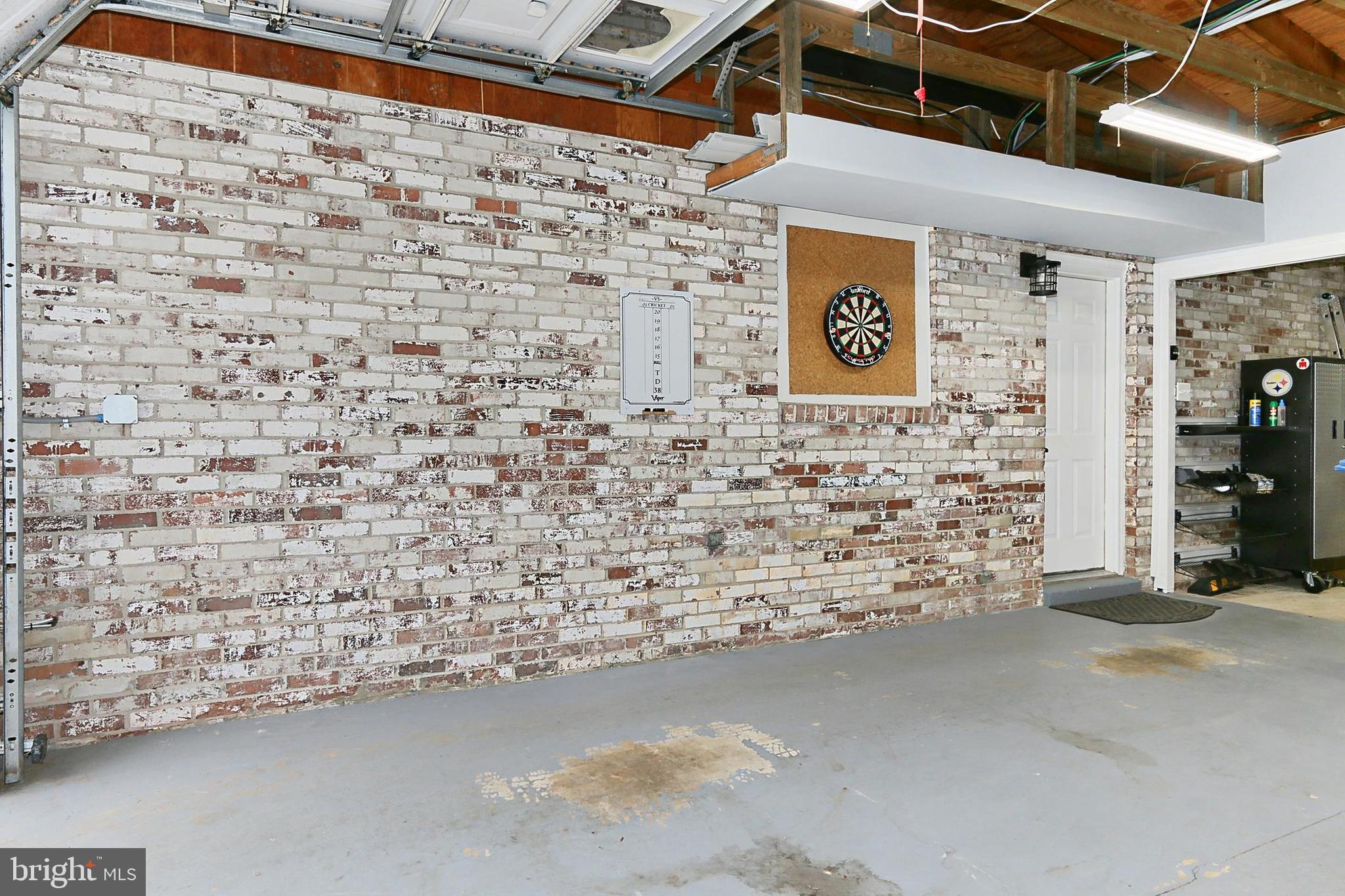 COUNTRY CLUB VIEW - Residential