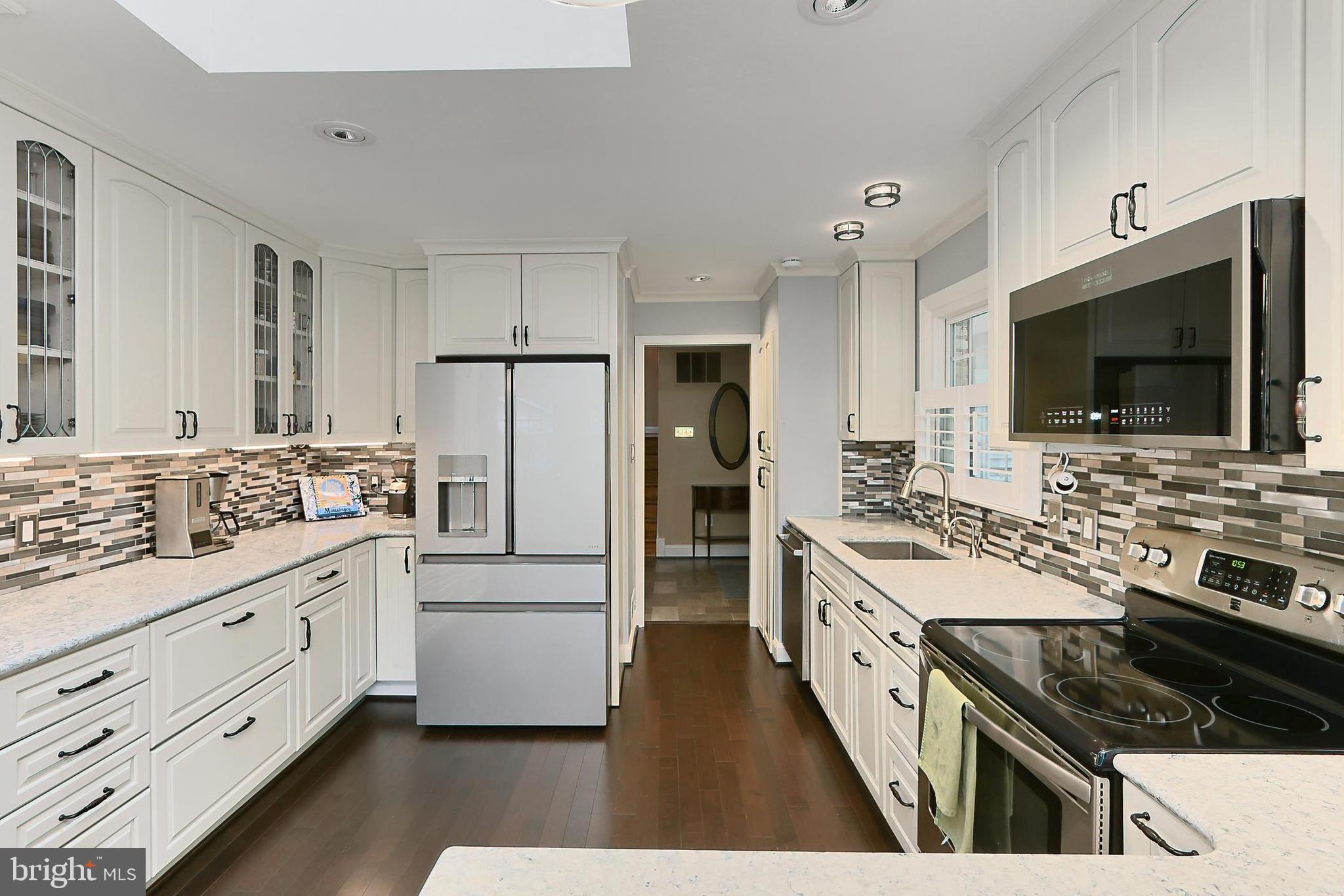 COUNTRY CLUB VIEW - Residential