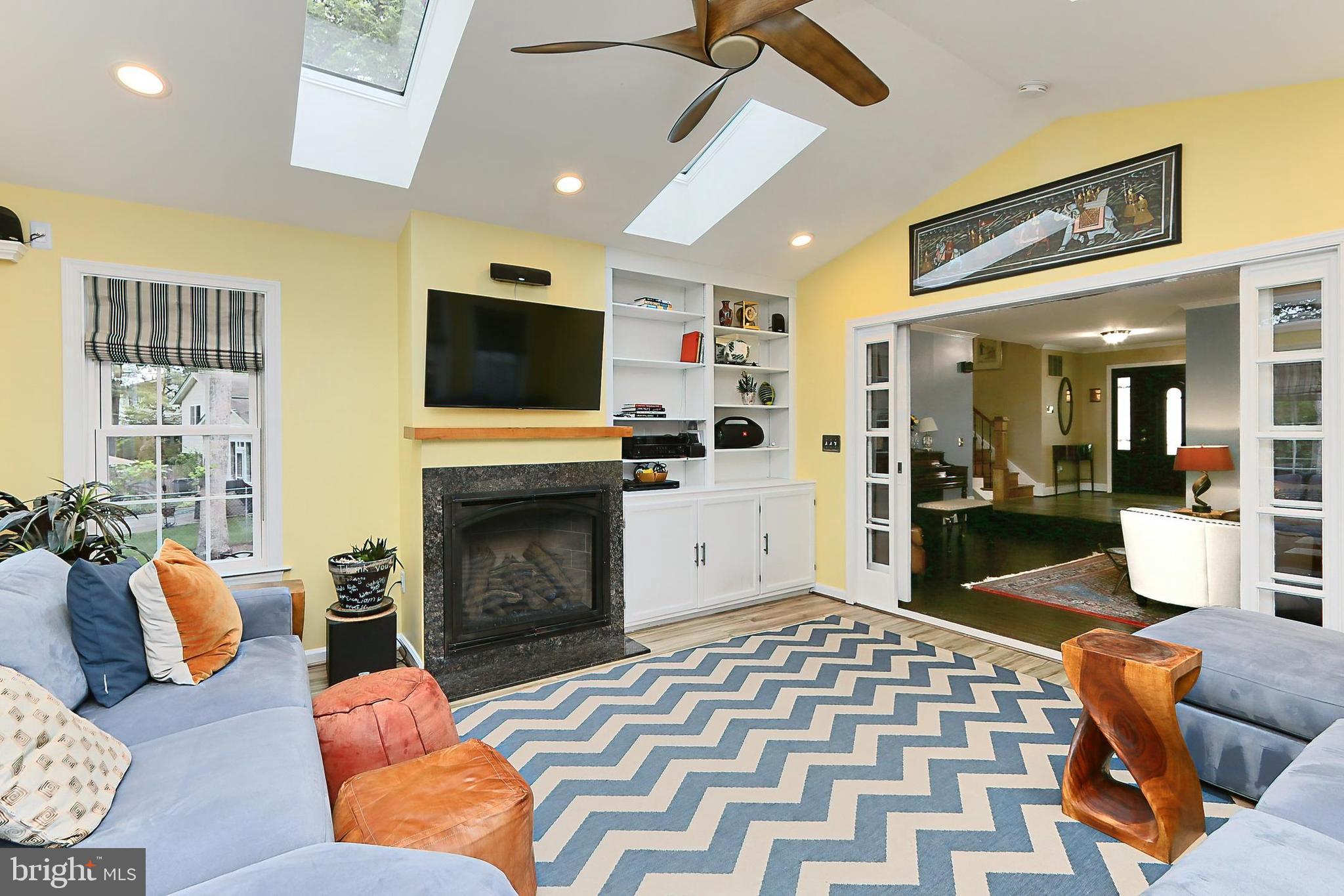 COUNTRY CLUB VIEW - Residential