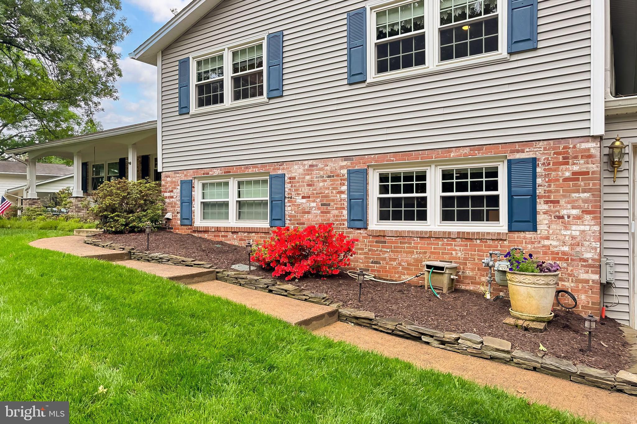 COUNTRY CLUB VIEW - Residential