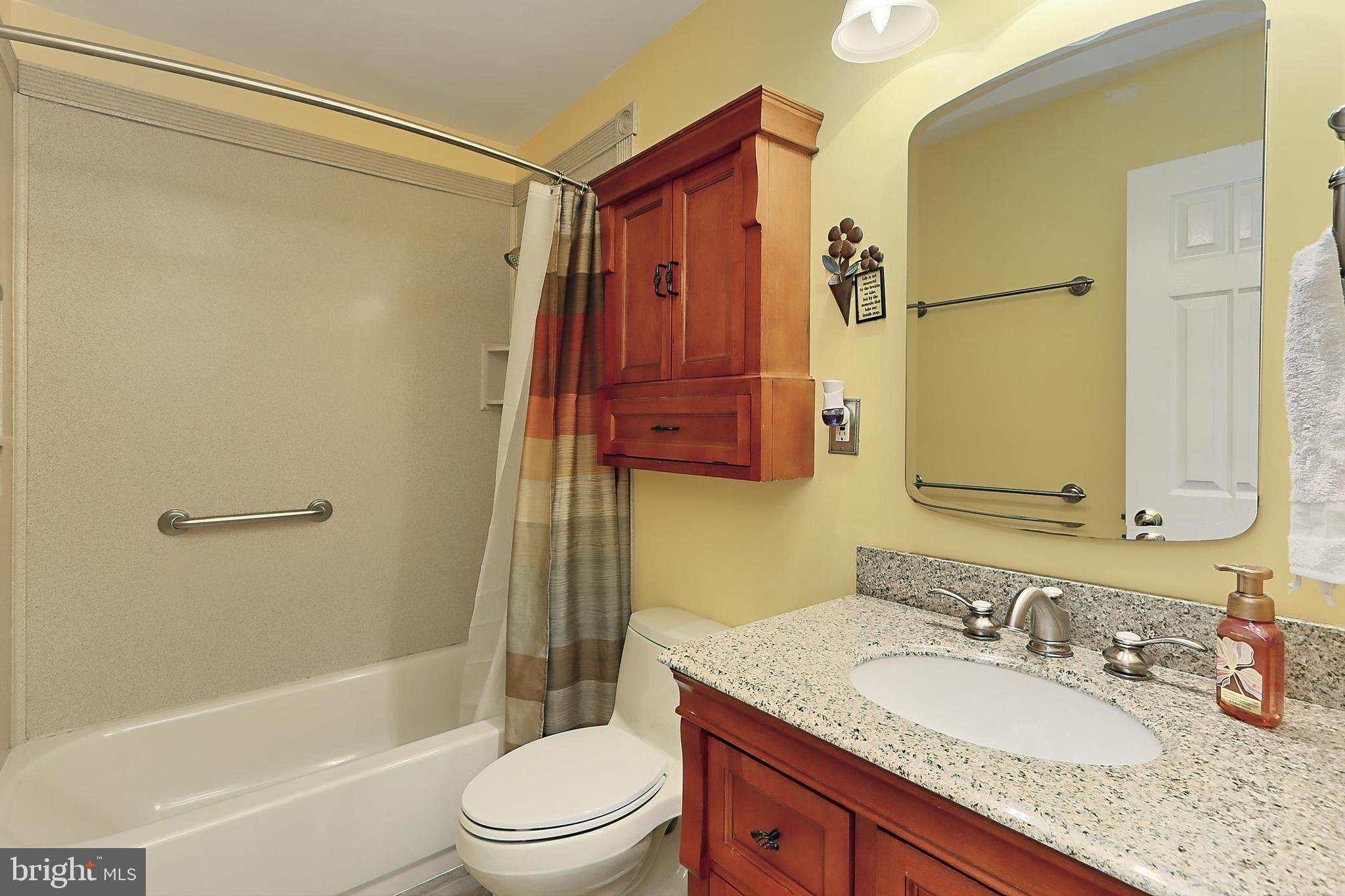 COUNTRY CLUB VIEW - Residential