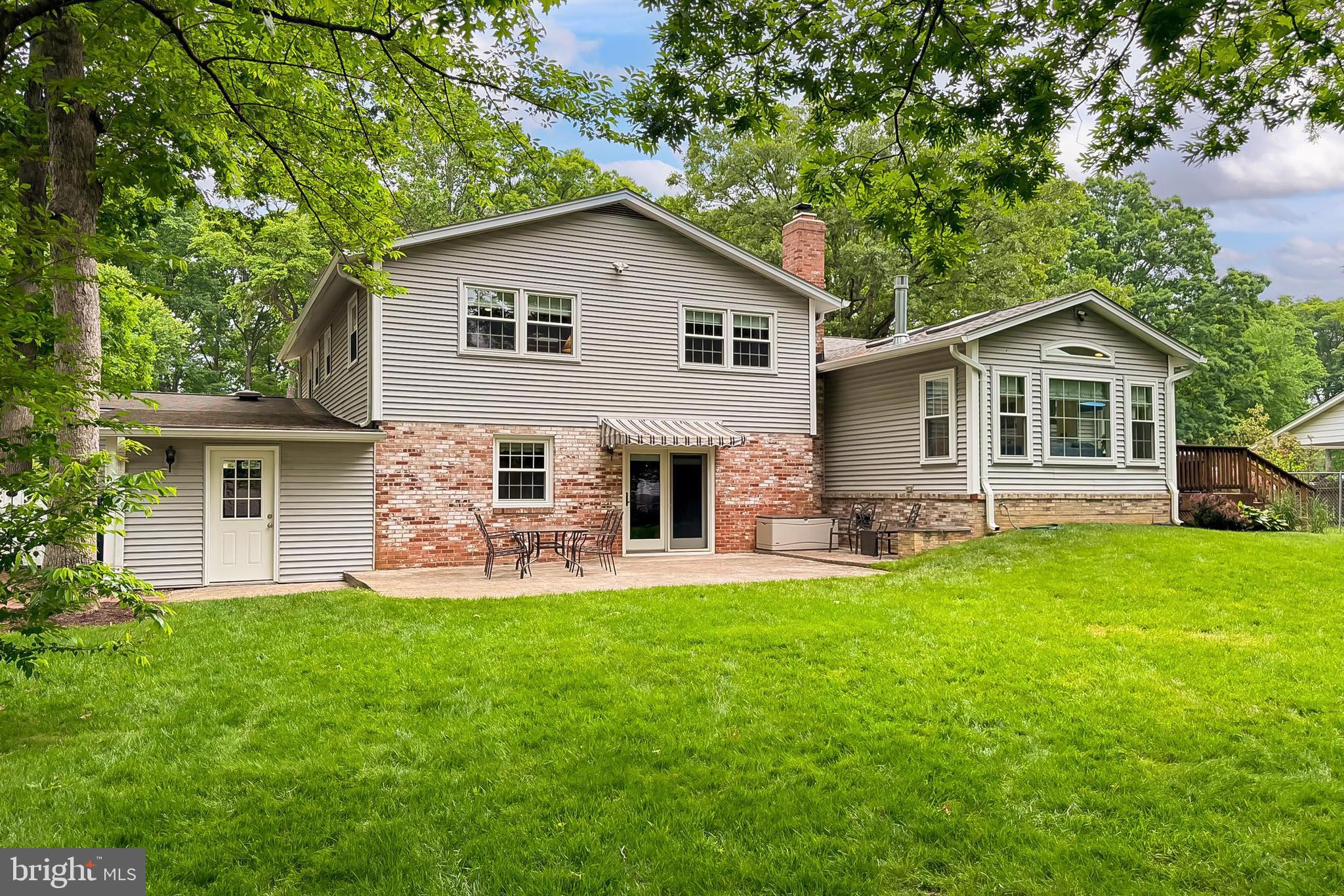 COUNTRY CLUB VIEW - Residential