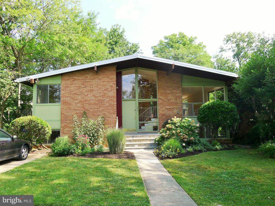 Bright & Spacious Contemporary in the Ashburton neighborhood of Bethesda. Newly remolded bathrooms, refinished hardwood floors. Nice deck overlooking a large 1/4 acre private fenced backyard. Immediate availability.