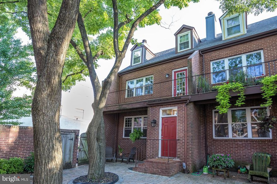 PRICED TO SELL !!!PARKING !!  SPACIOUS HOME ON PREMIER STREET! MAIN LEVEL HAS SOARING CEILINGS AND BEAUTIFUL HARDWOOD FLOORS  STUNNING KITCHEN WITH STAINLESS AND GRANITE. MASTER BEDROOM WITH WALK IN CLOSET AND ATTACHED BATH. EXTERIOR FEATURE HOUSE SITS IN LARGE COURT YARD WITH TREES AND SEPARATE REAR YARD. LOWER LEVEL HAS TONS OF STORAGE