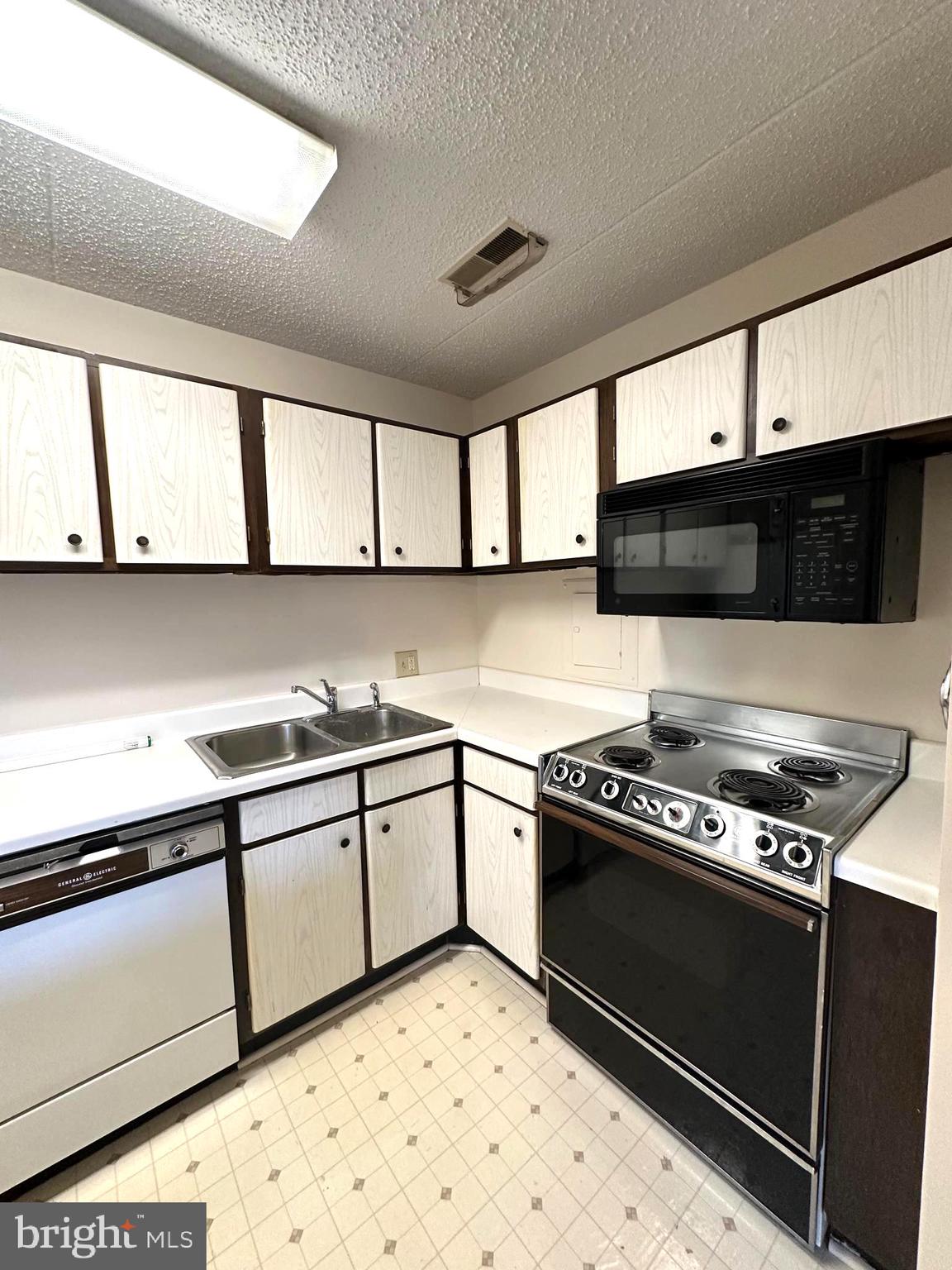 EDGEWOOD - Residential Lease