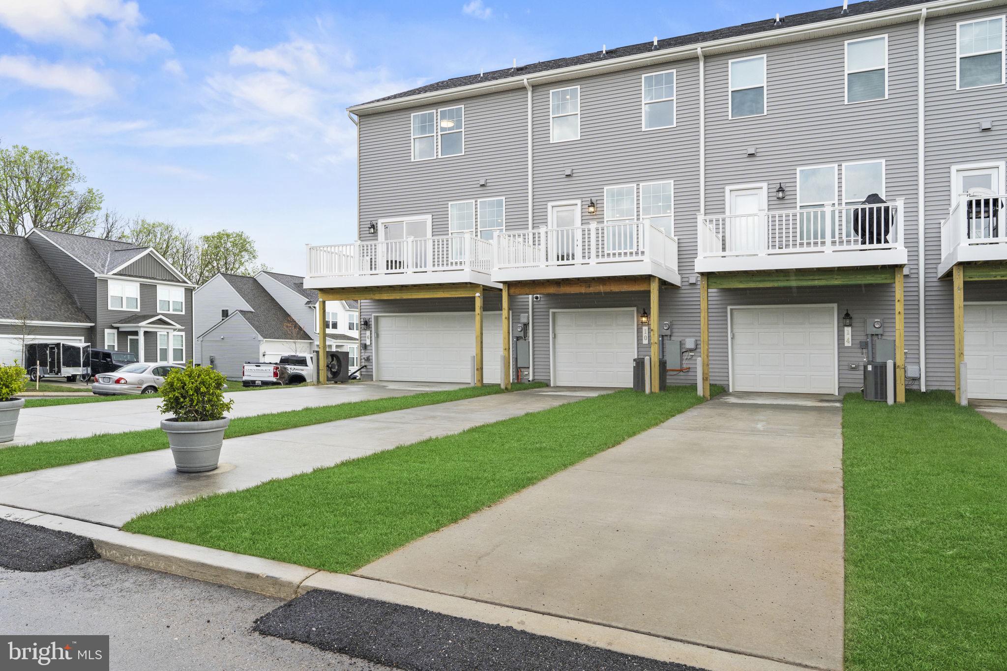 PRESIDENTS POINTE - Residential