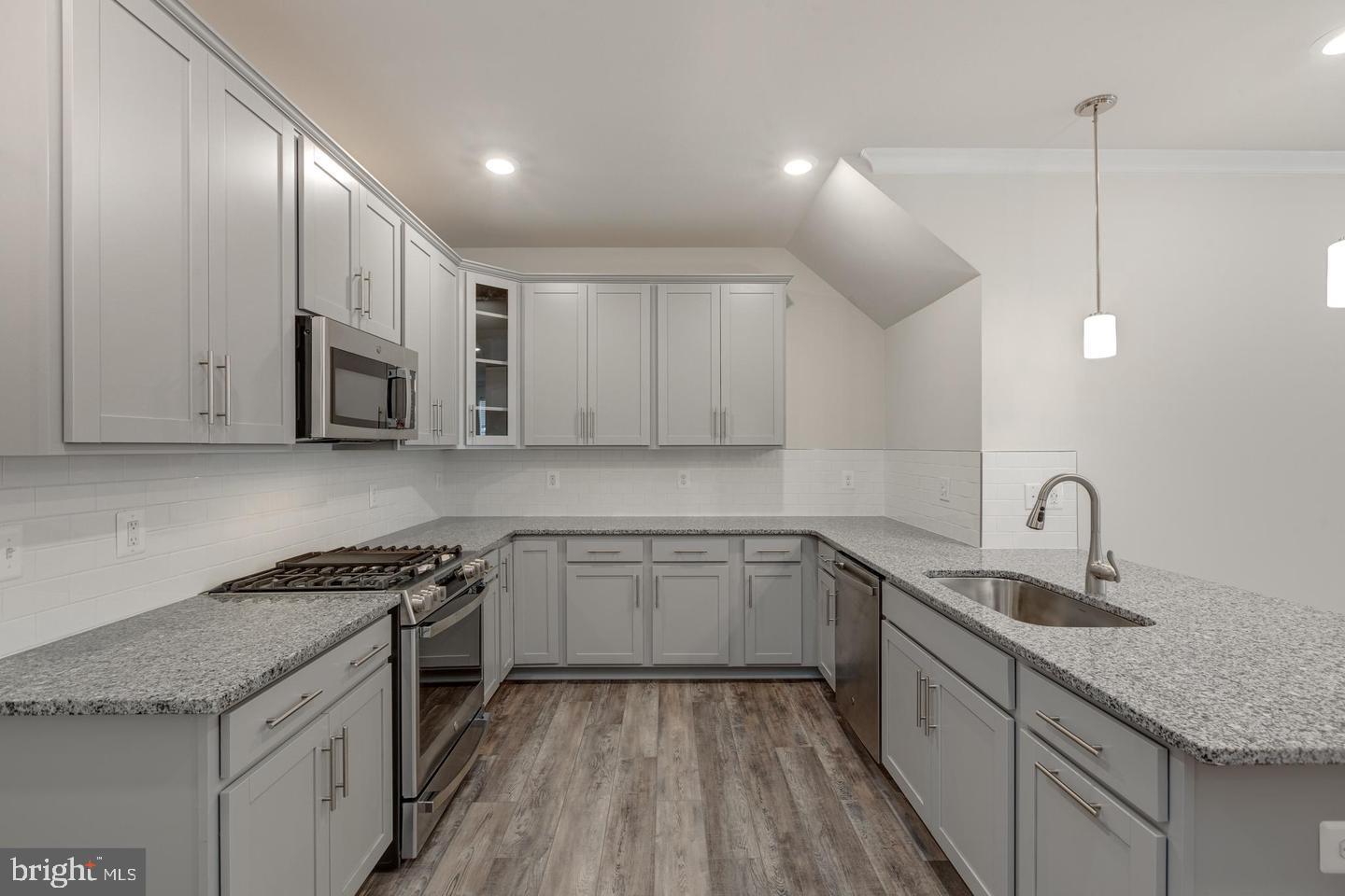 METRO WALK AT MOOREFIELD STATION - Residential Lease