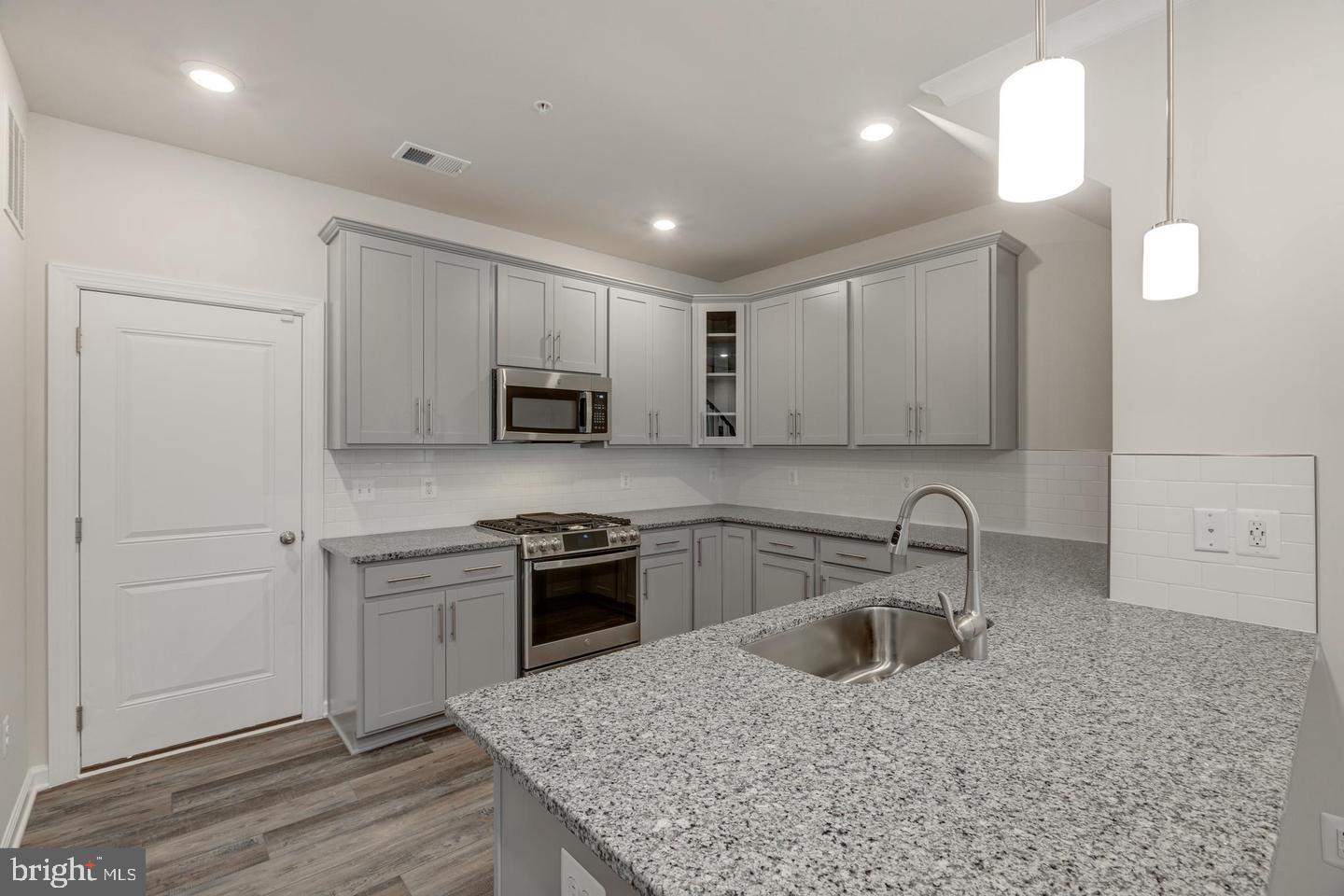 METRO WALK AT MOOREFIELD STATION - Residential Lease