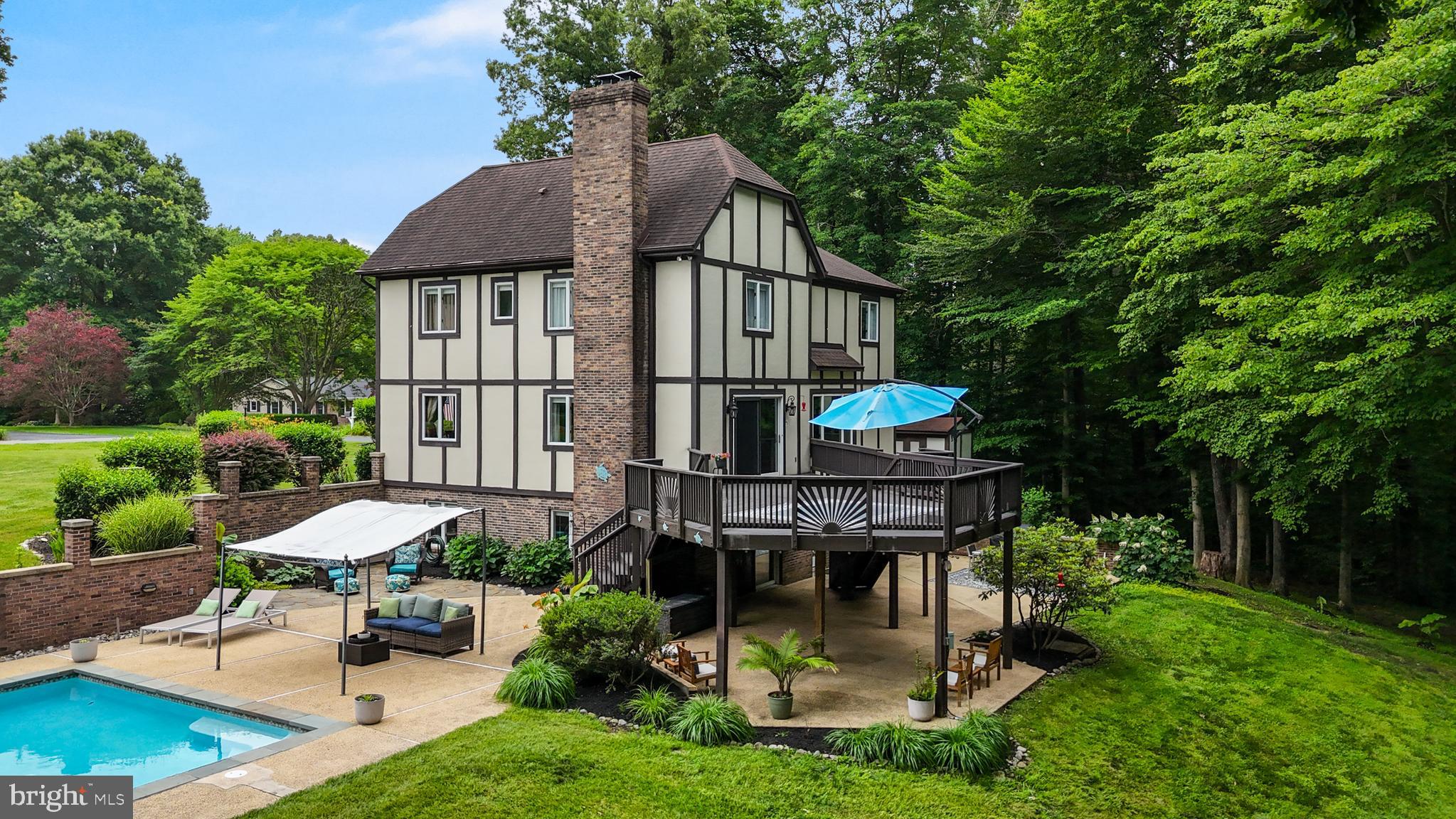 1545 STONELEIGH COURT