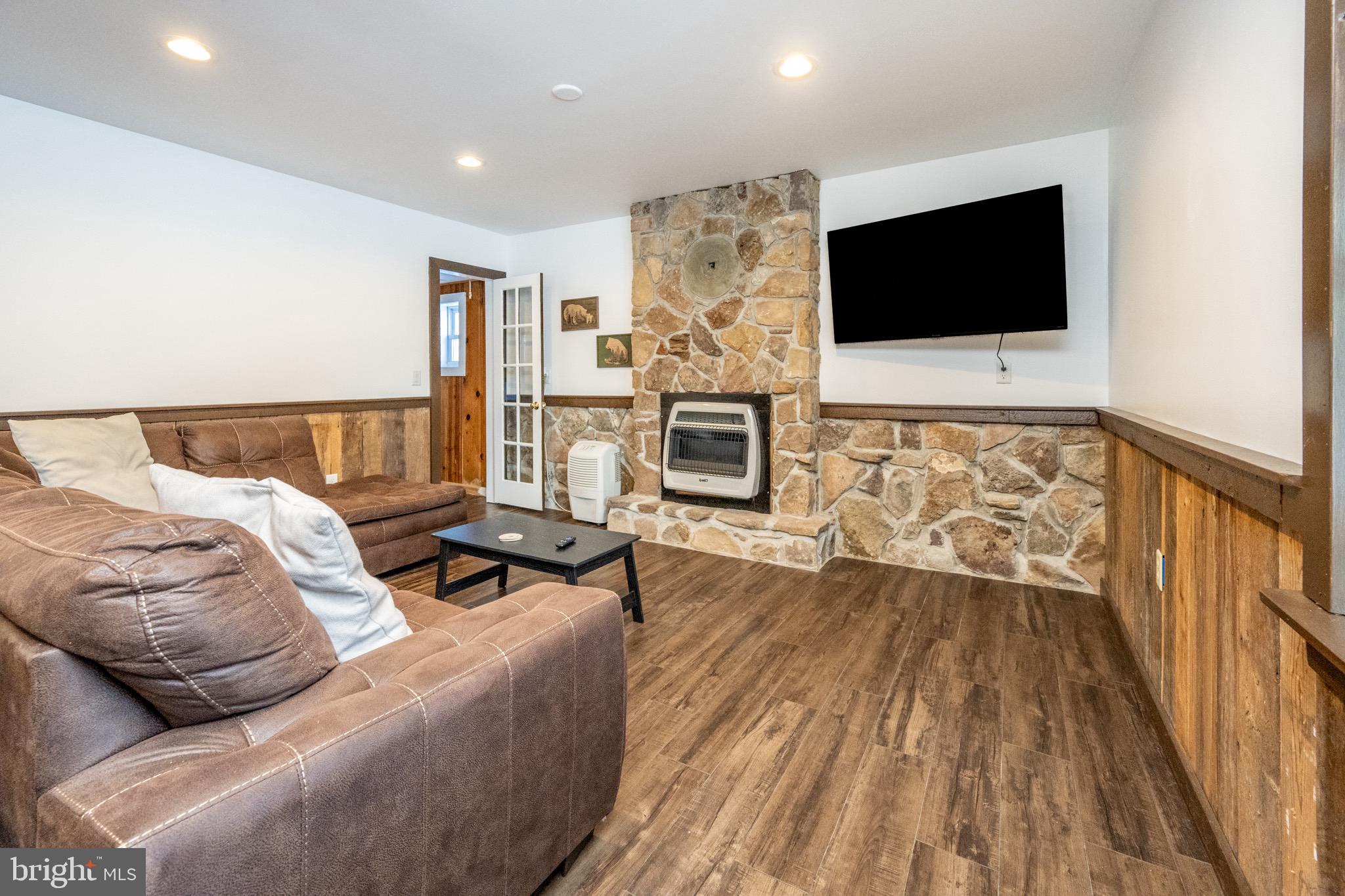 ROLLING OAKS EST - Residential