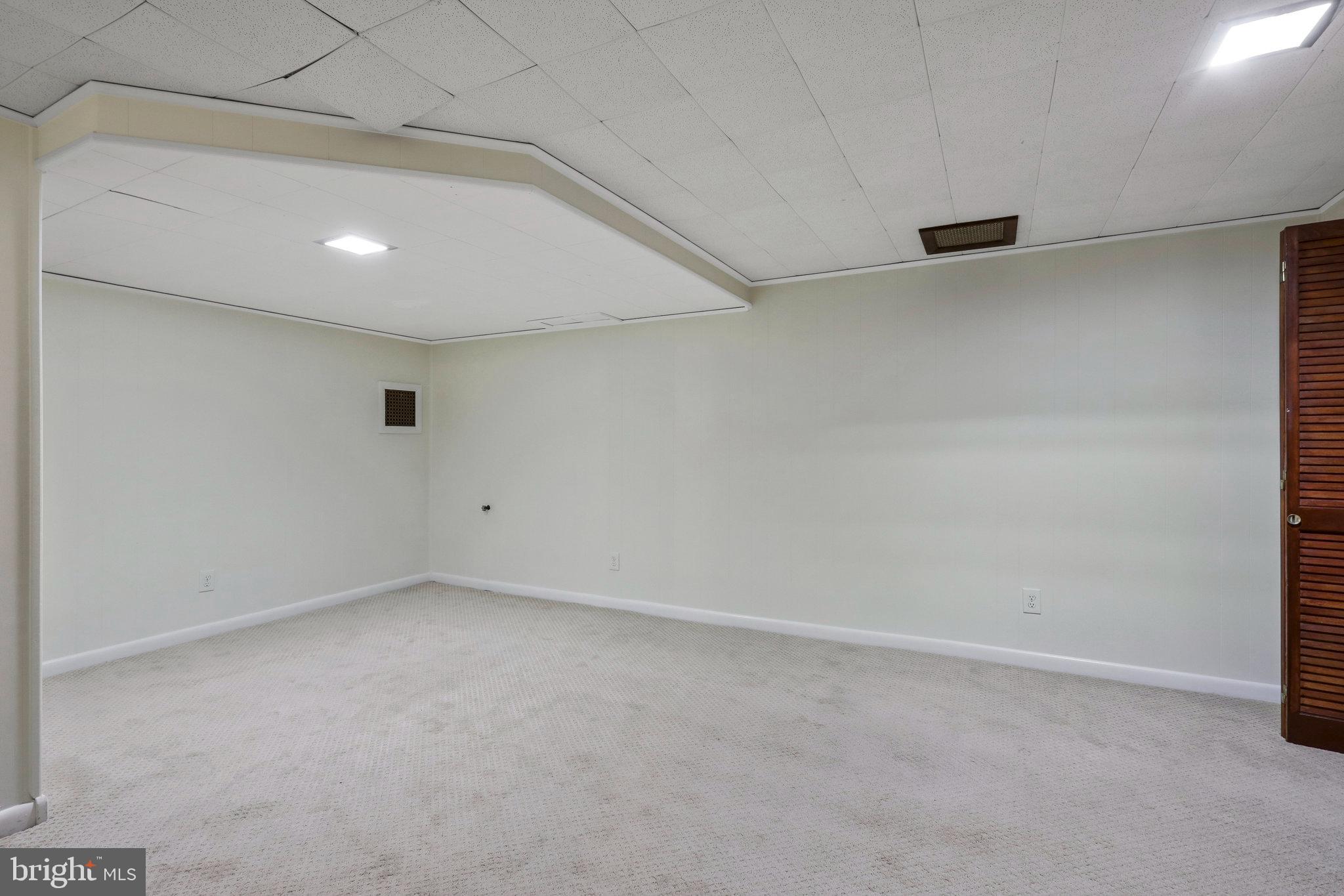 LINCOLNIA HILLS - Residential Lease